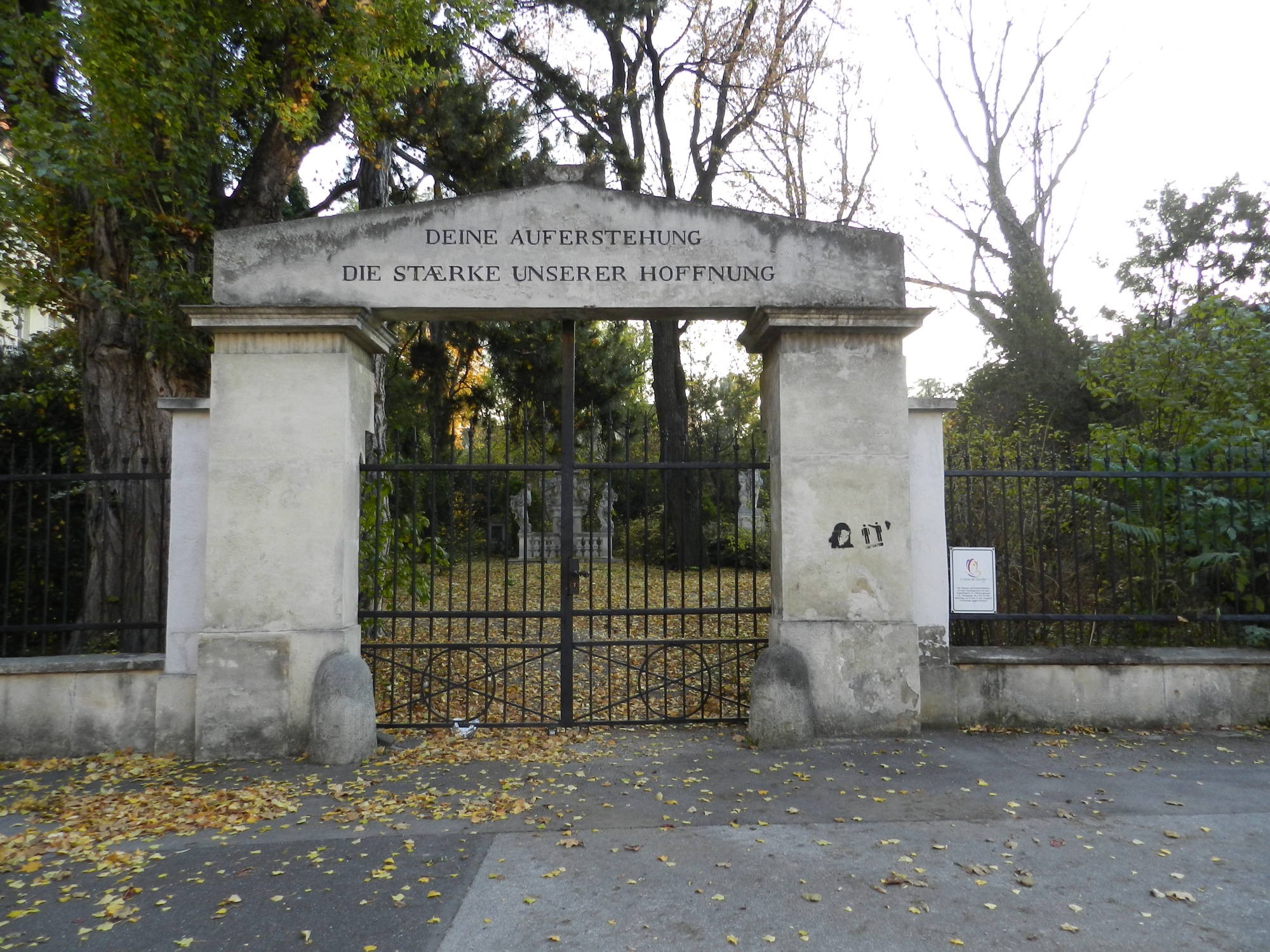 Portal des Währinger Ortsfriedhof
