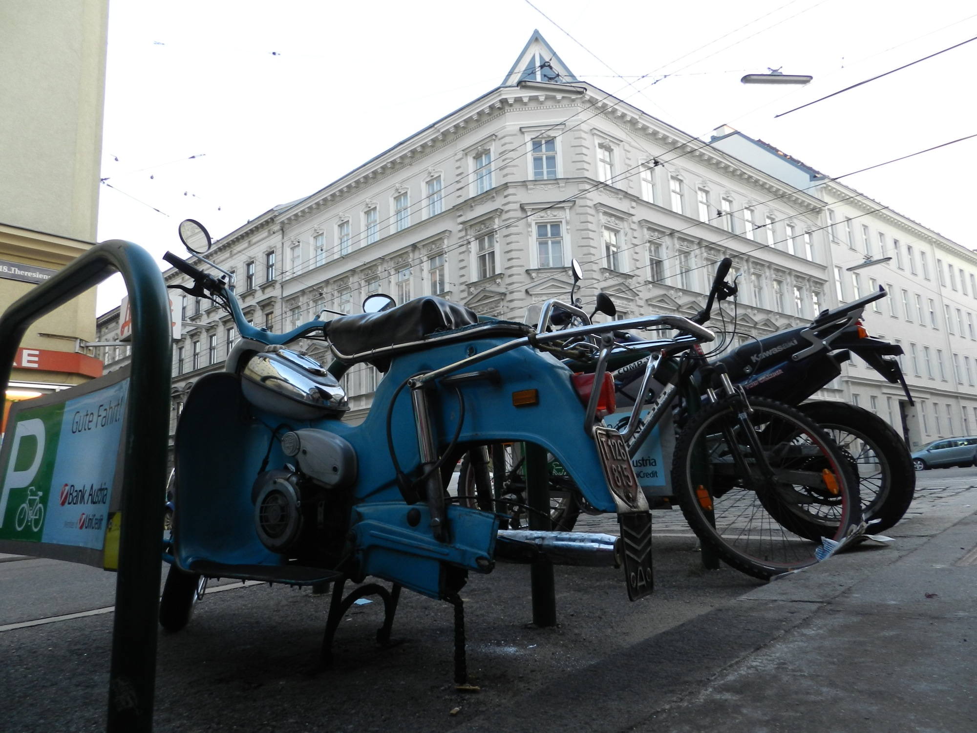 abgestelltes Moped mit (ohne?) fehlendem Rad