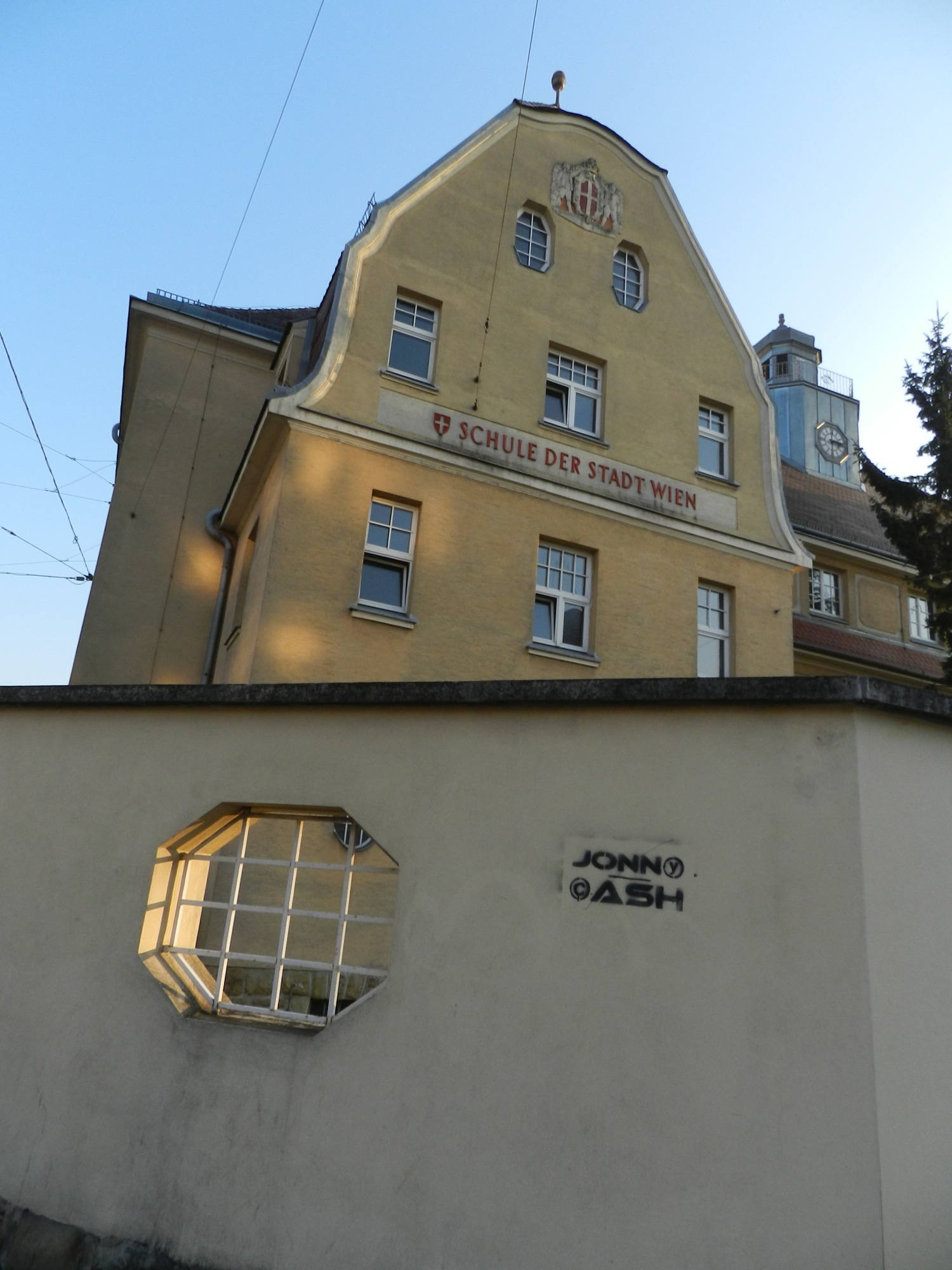 Schule der Stadt Wien mit interessantem Spraydetail