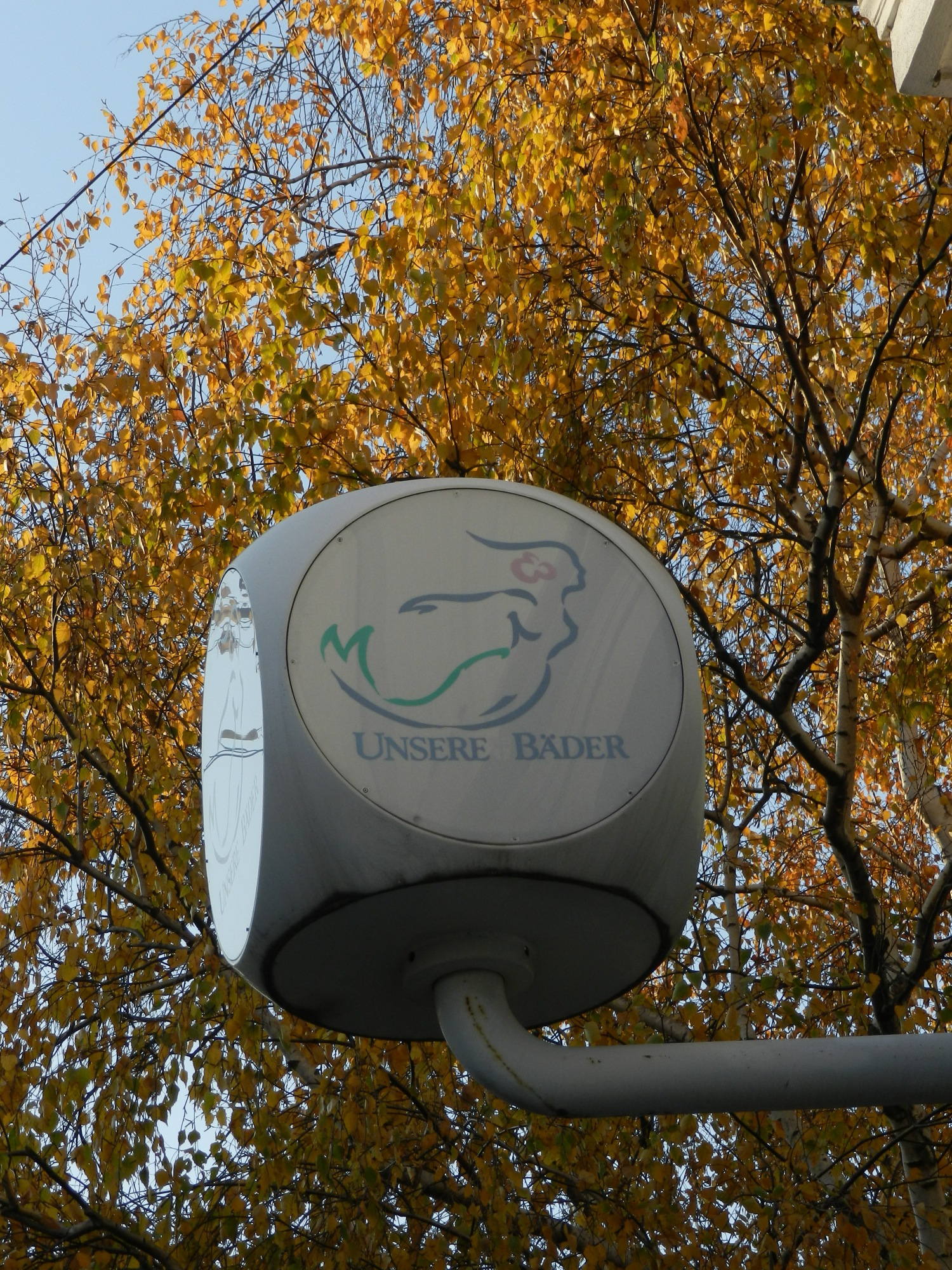 Tröpferlbad Penzing - Schild mit dem Logo der Wiener Bäder