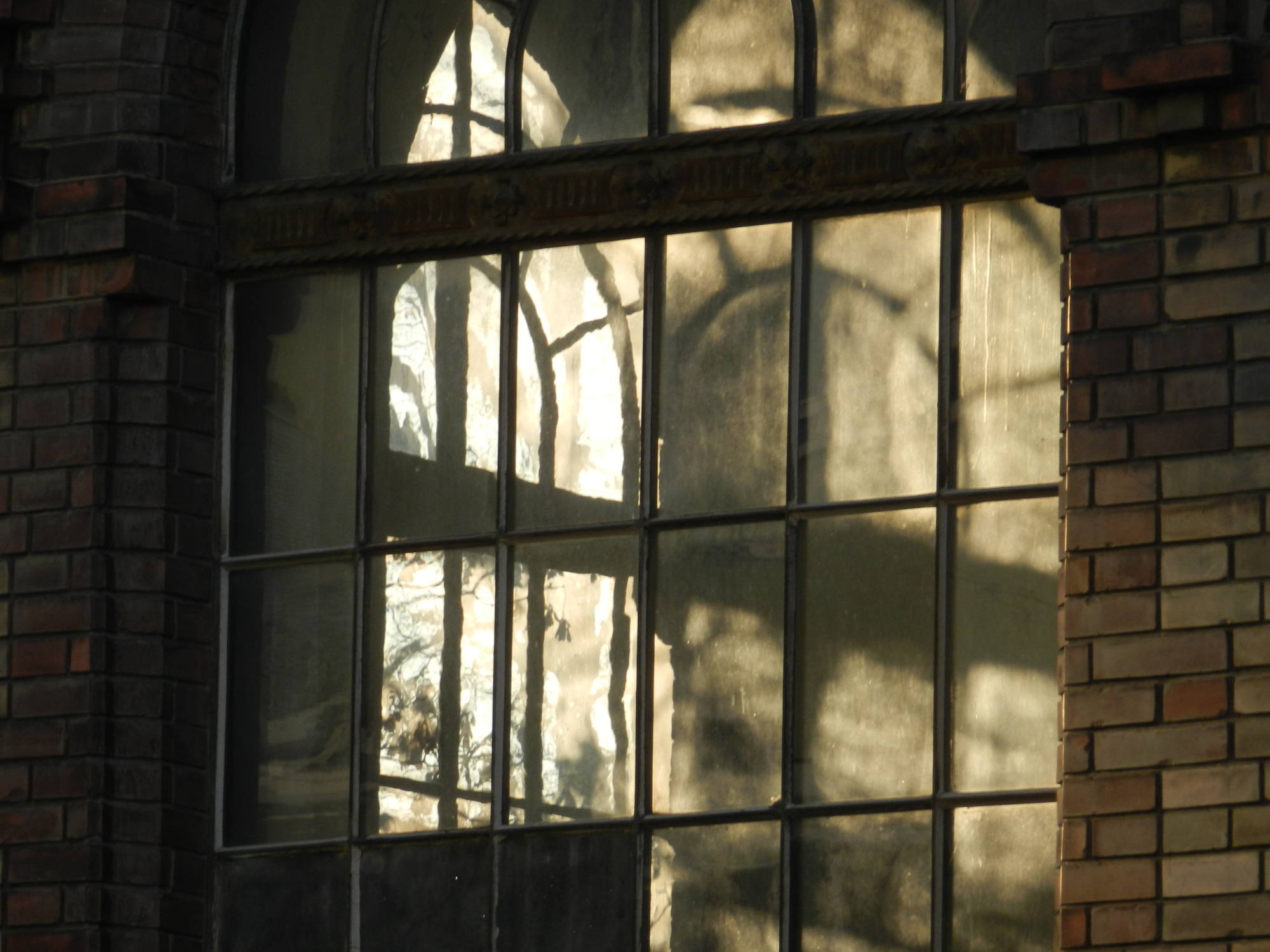 Sonne scheint durch die Fenster eines verlassenen Backsteingebäudes