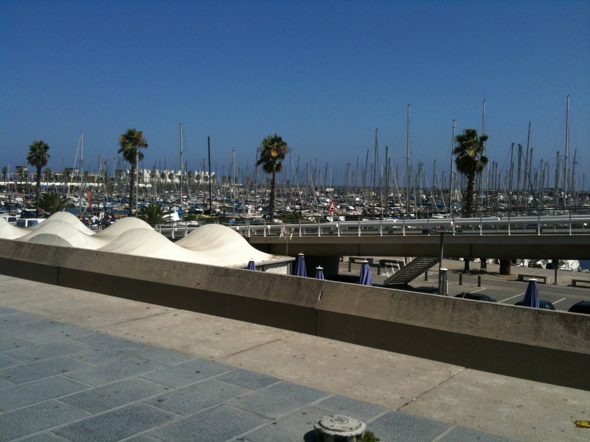 Port Olimpic in Barcelona, Ausblick von der Uferpromenade auf die Schiffe