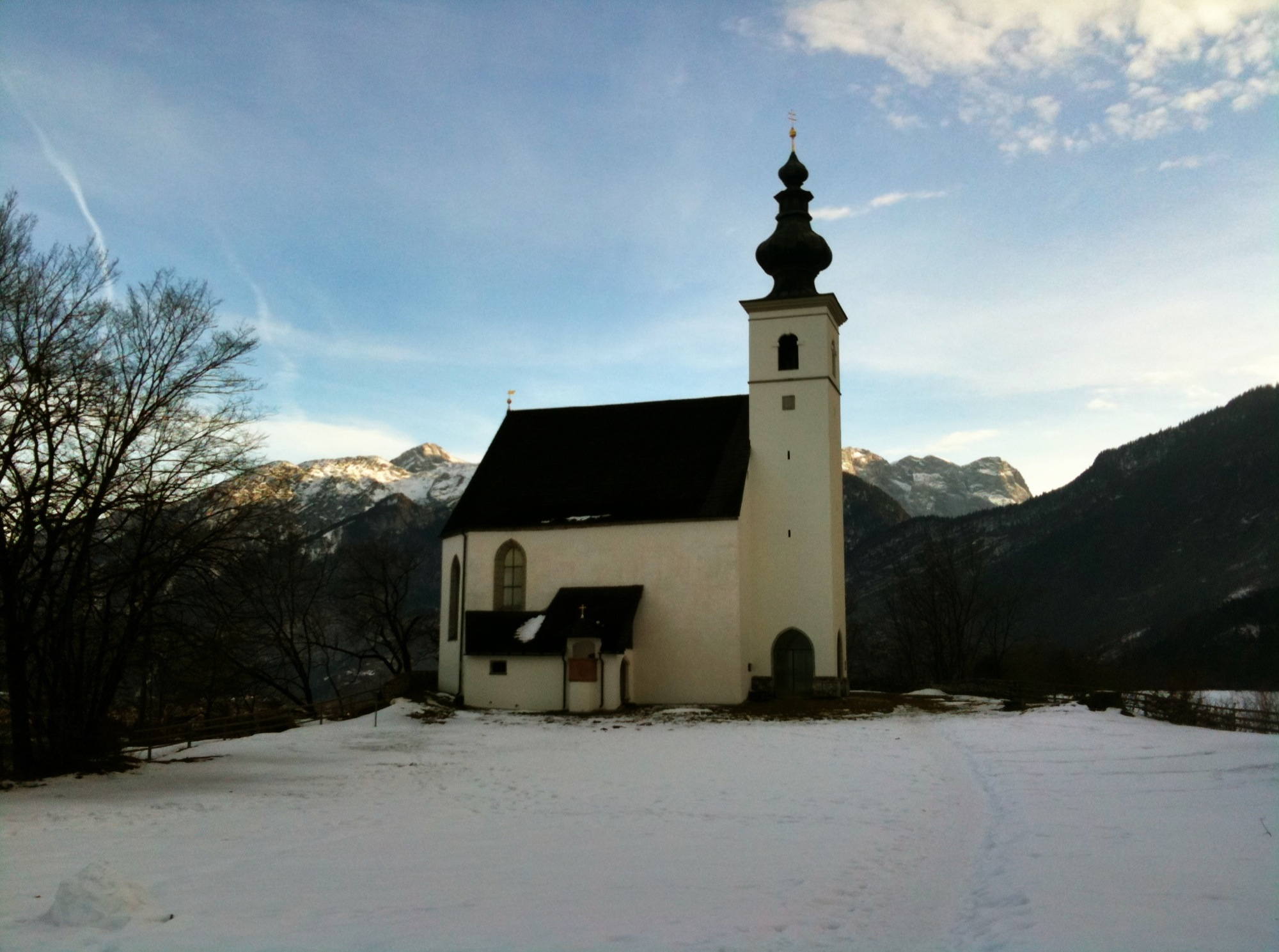 Wallfahrtskirche St. Nikolaus in Golling-Abtenau, Winter, Nachmittag