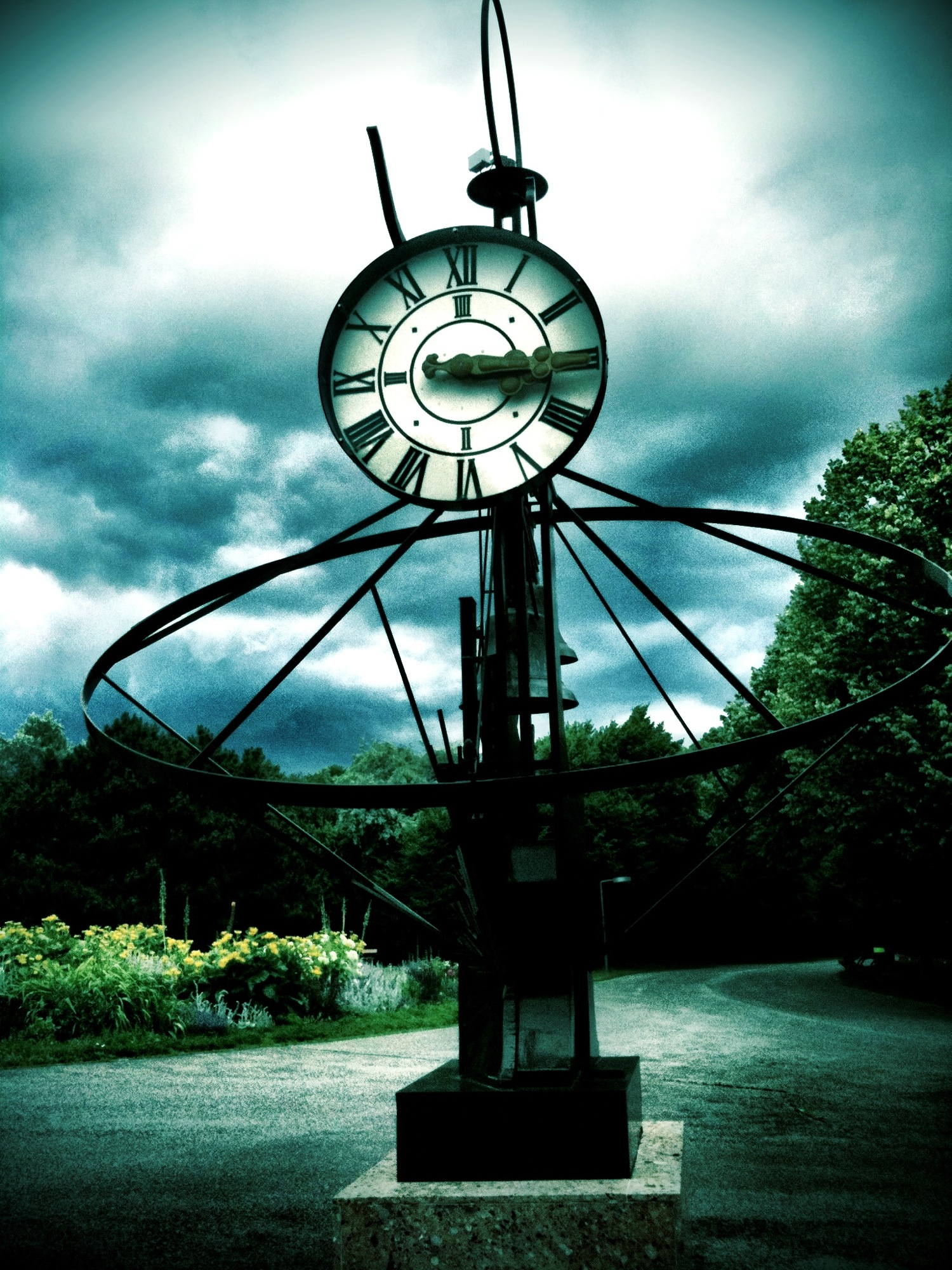 Uhr im Kurpark Oberlaa mit dramatischem Emo-Effekt
