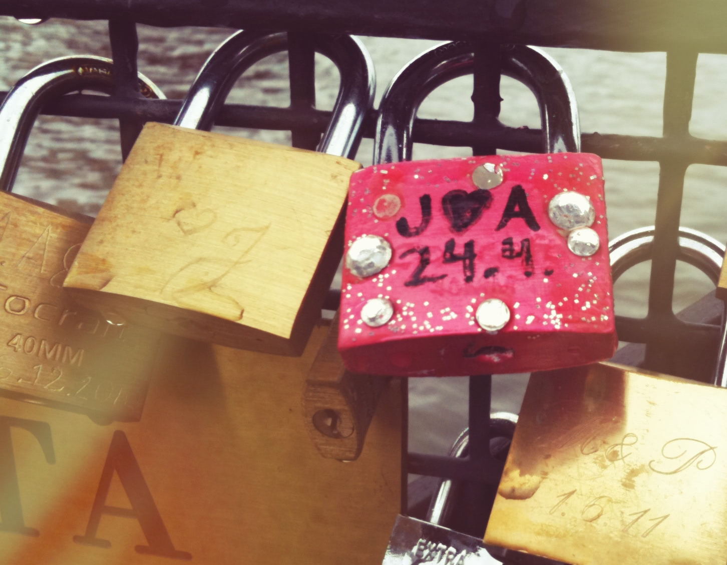 Detailaufnahme einiger Liebesschlösser an der Bridge of Love in Helsinki