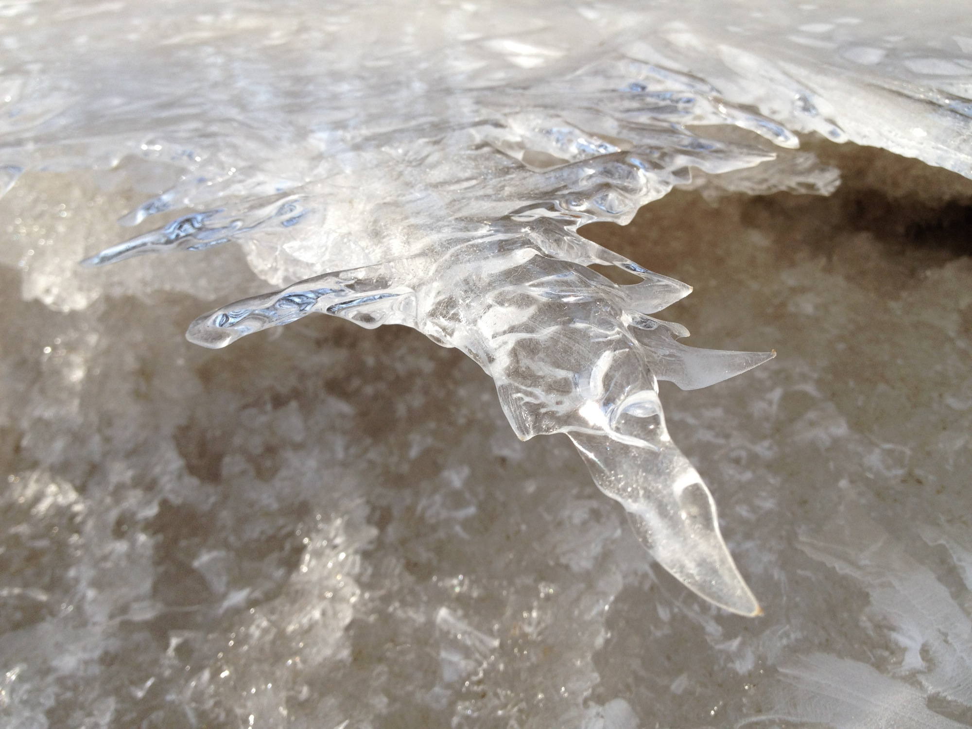 Eisspitzen am zugefrorenen Senningbach