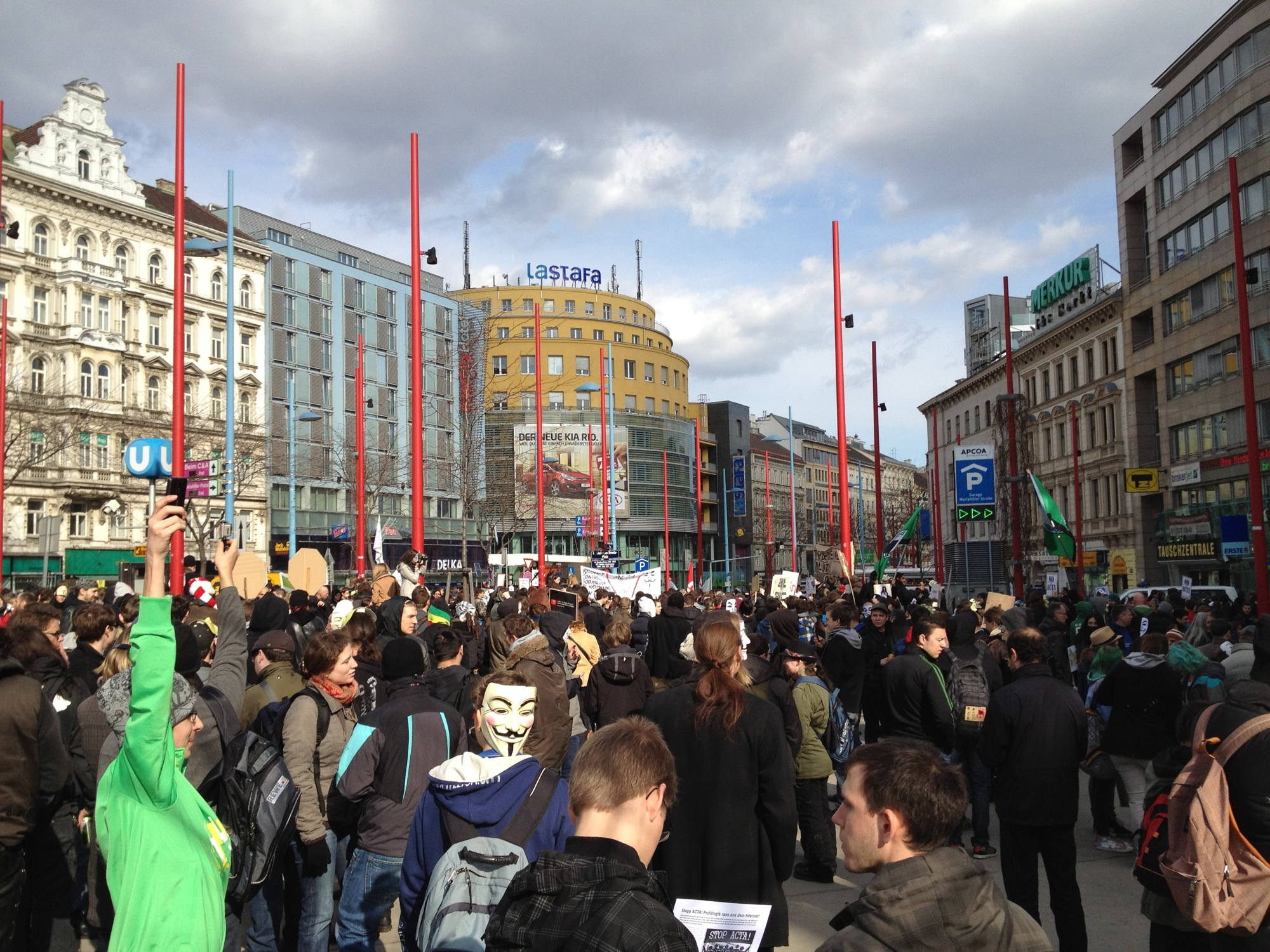 Ausblick auf die beginnende ACTA-Demo am Europaplatz am oberen Ende der Mariahilfer Straße