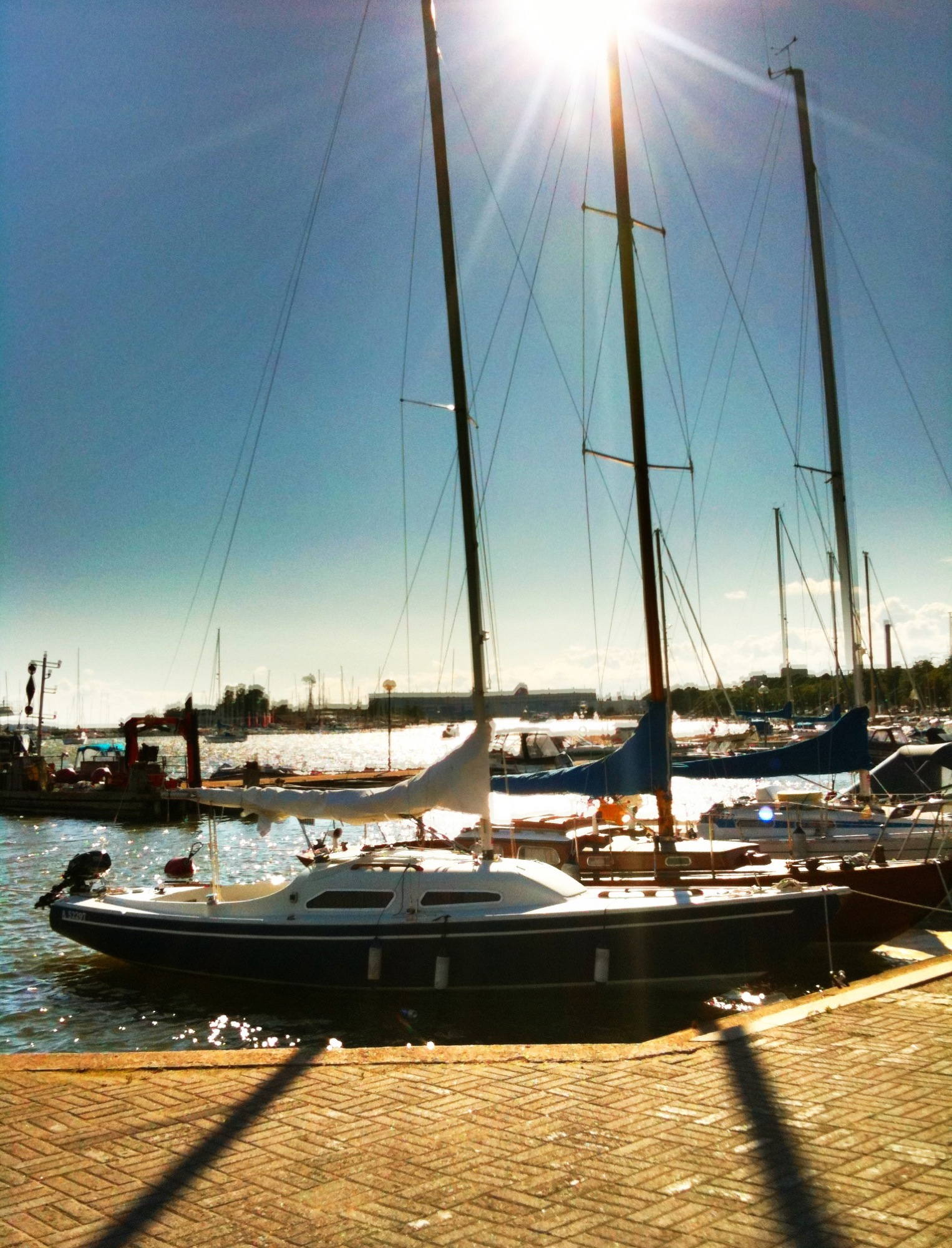 Sonne über dem Segelboot-Hafen in Helsinki