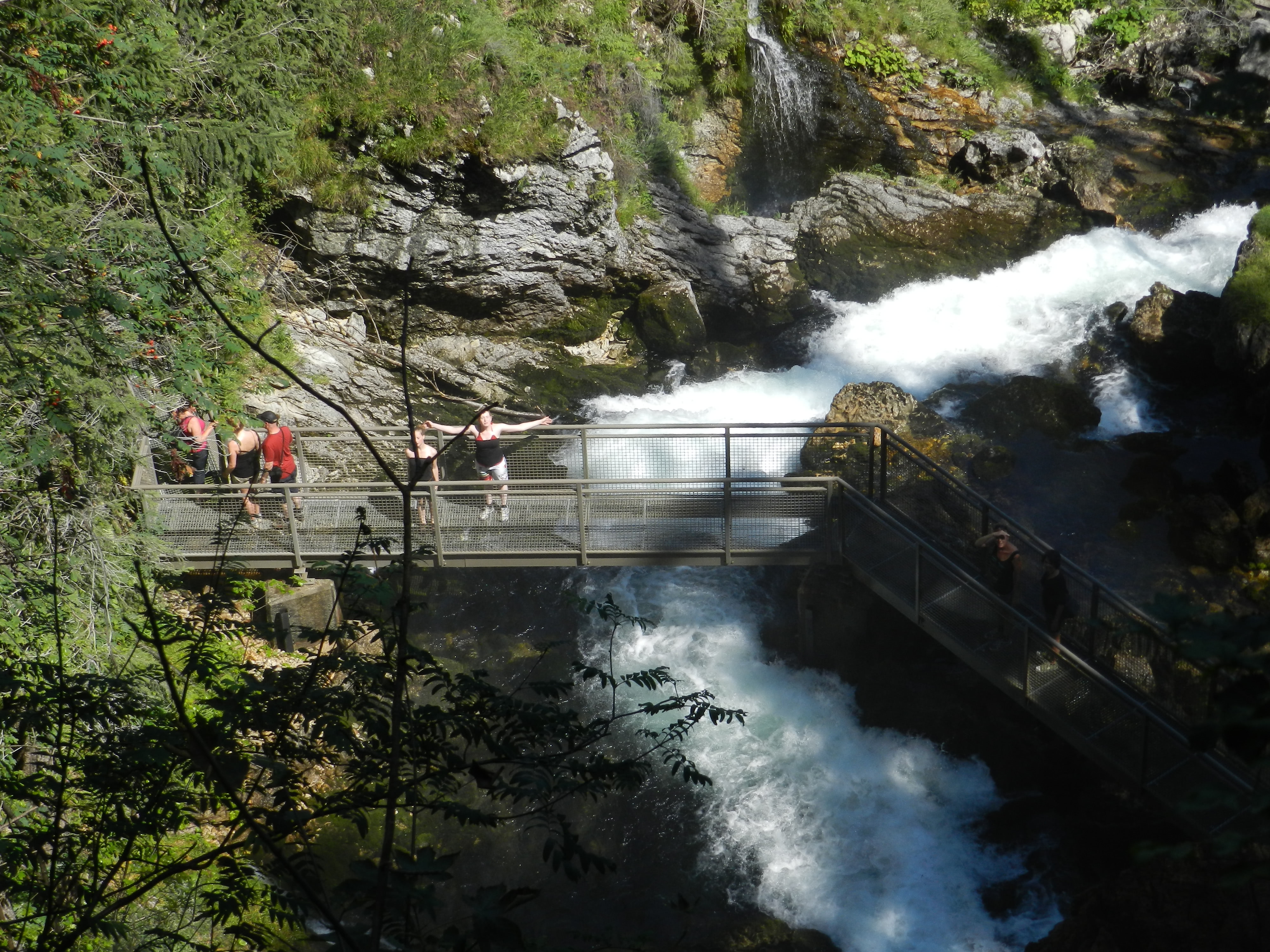 Blick von der Spitze des Gollinger Wasserfalls auf eine darunter gelegene Brücke