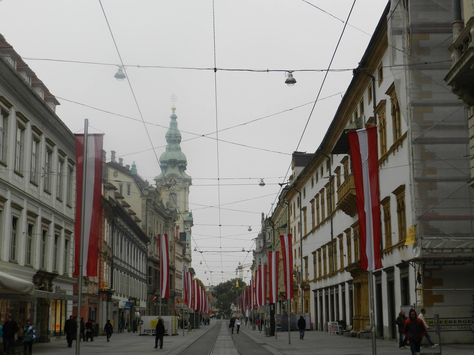 Grazer Innenstadt feierlich beflaggt am Nationalfeiertag