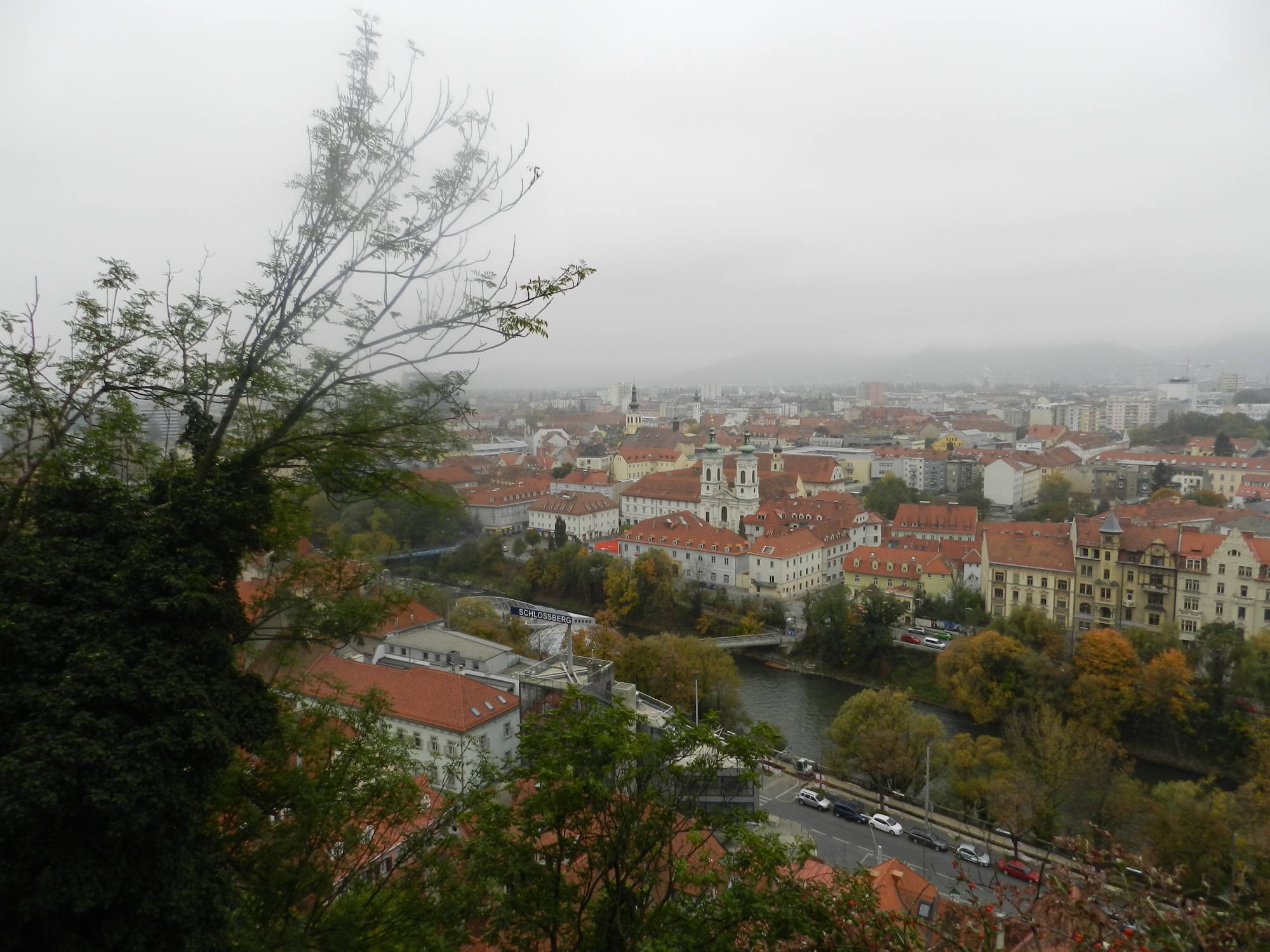 Ausblick auf Graz bei halbem Aufstieg auf den Schlossberg