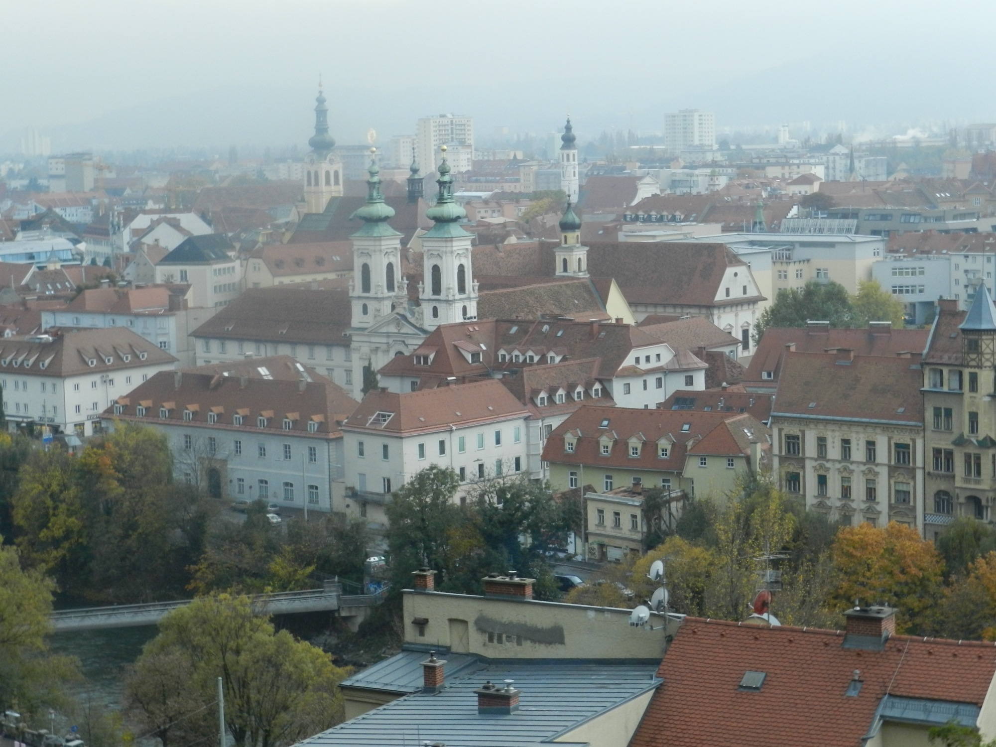Blick vom Schlossberg auf die Grazer Innenstadt, leider bei düsterem Wetter