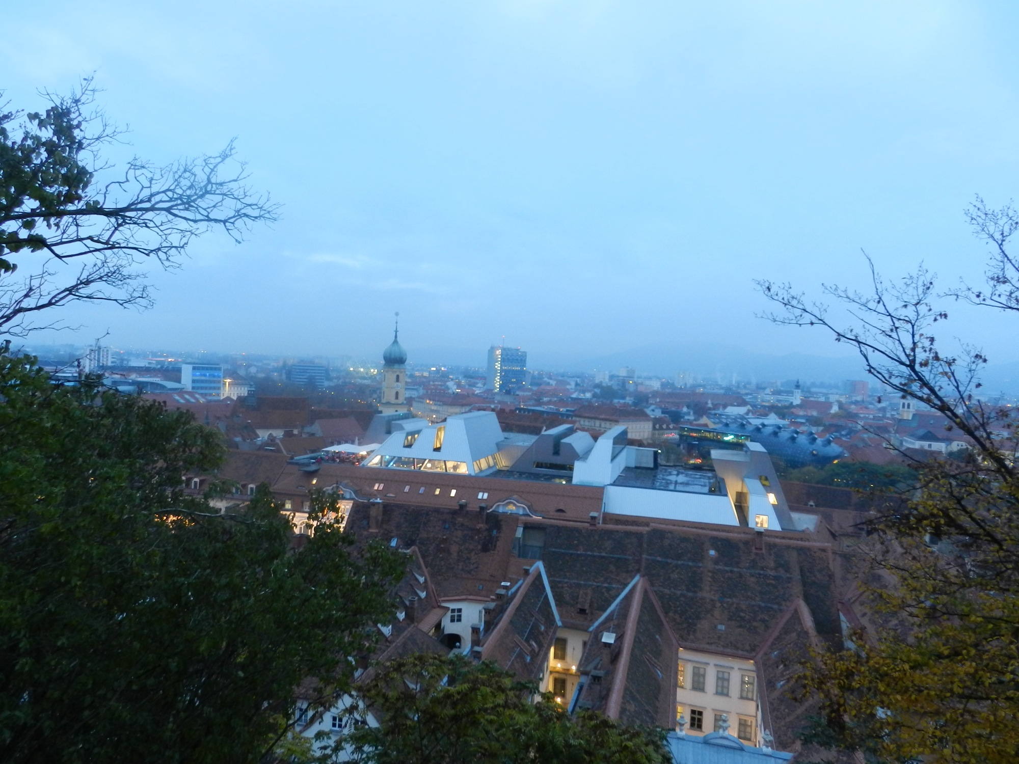 Blaue Stunde über der Grazer Innenstadt