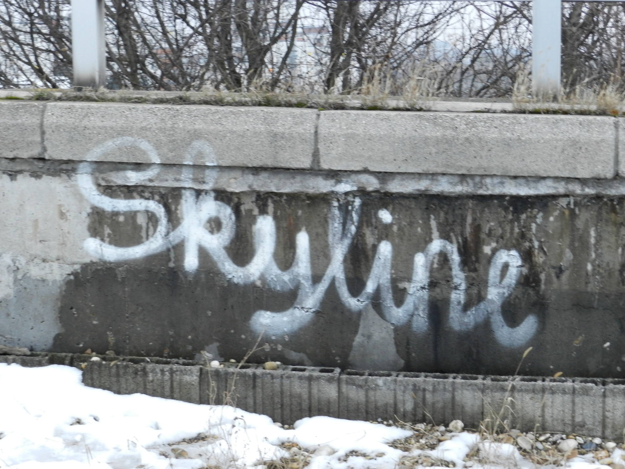 Graffiti auf der gesperrten Autobahnausfahrt
