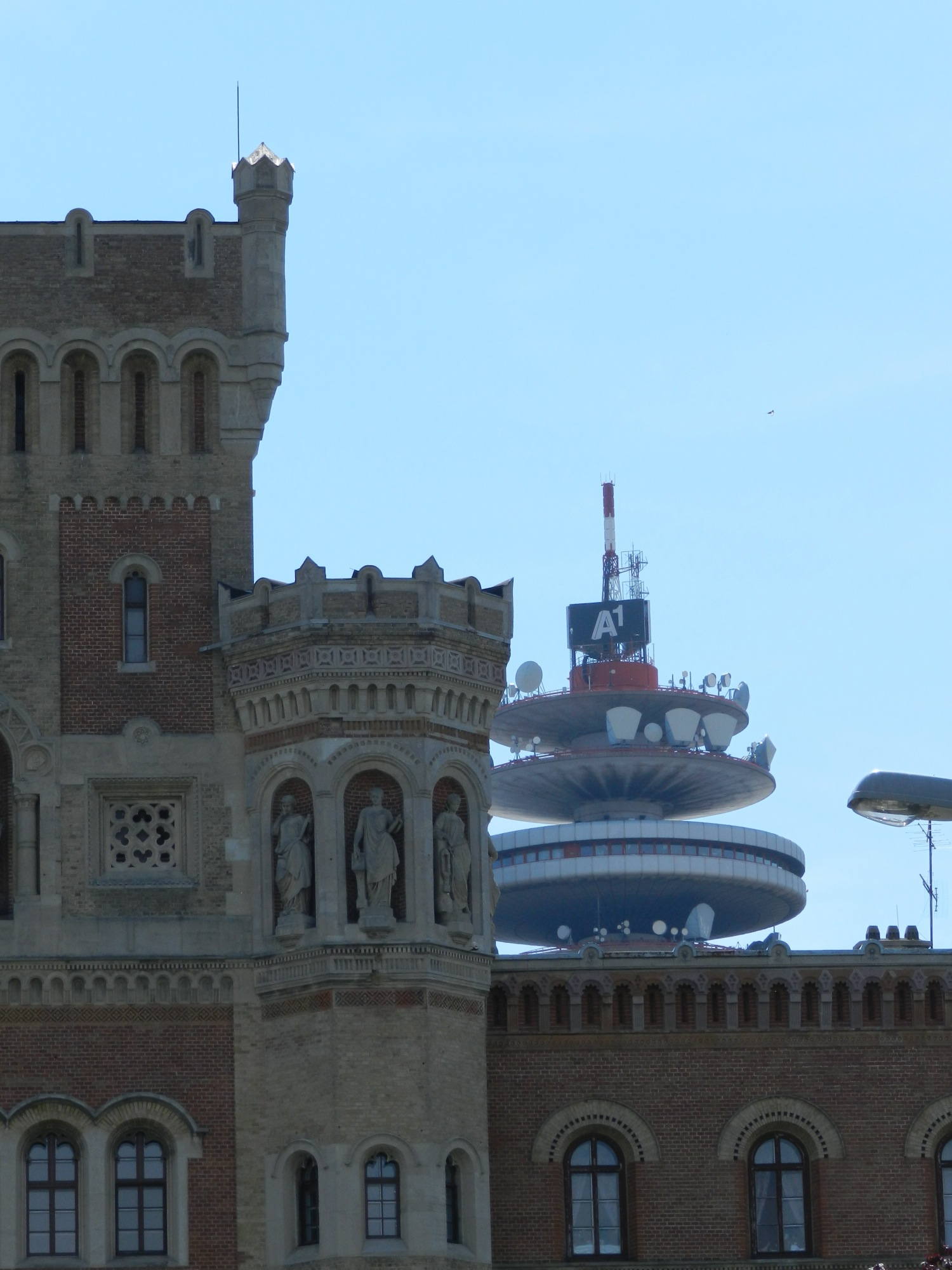 der Arsenalturm hinter der Fasse des Heeresgeschichtlichen Museums