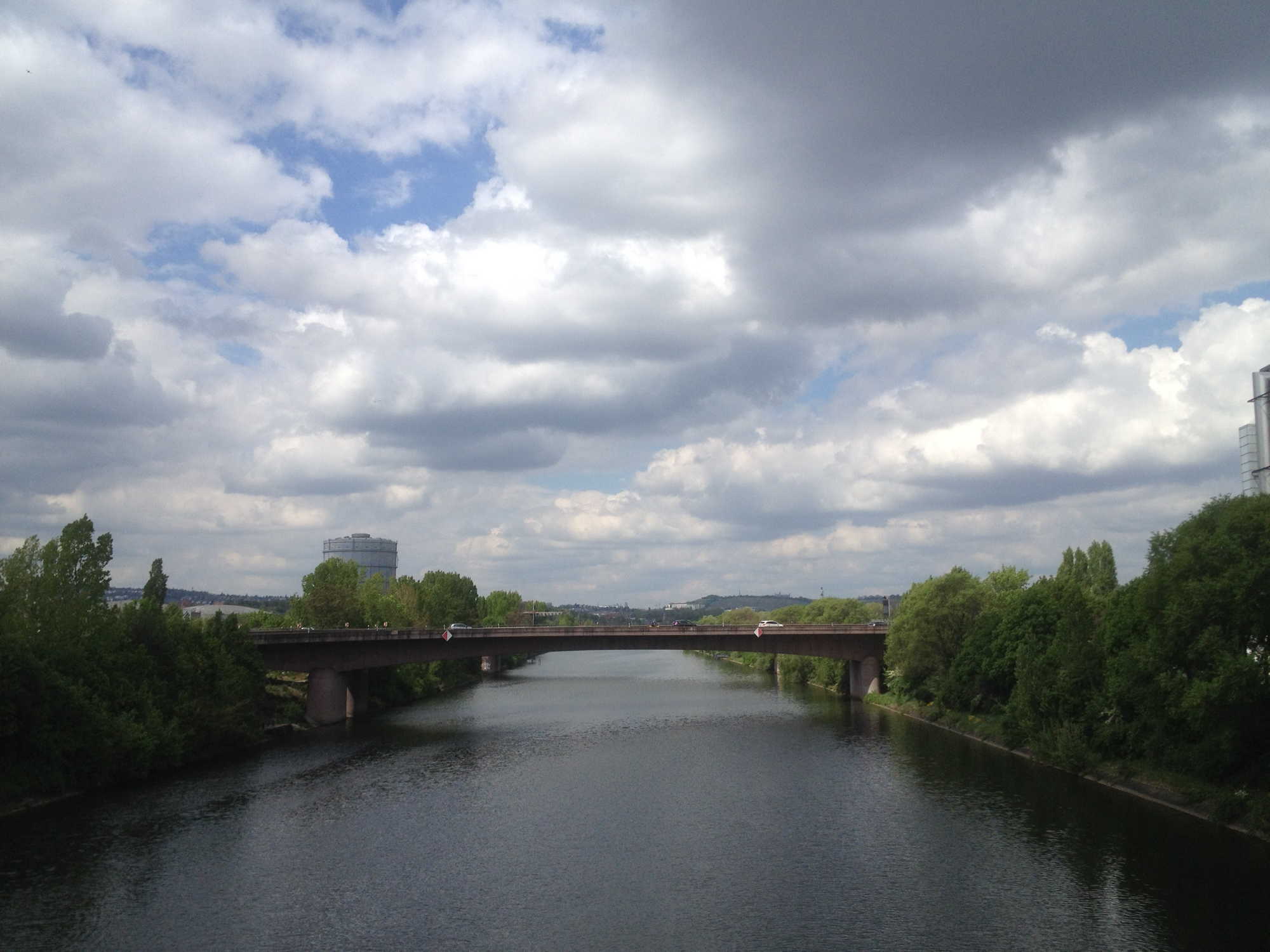 Ausblick von der Neckarbrücke mit wolkigem Himmel