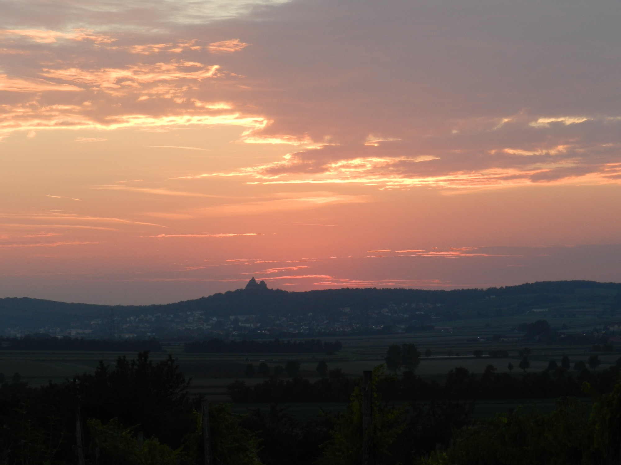 Sonnenuntergang hinter der Burg Kreuzenstein