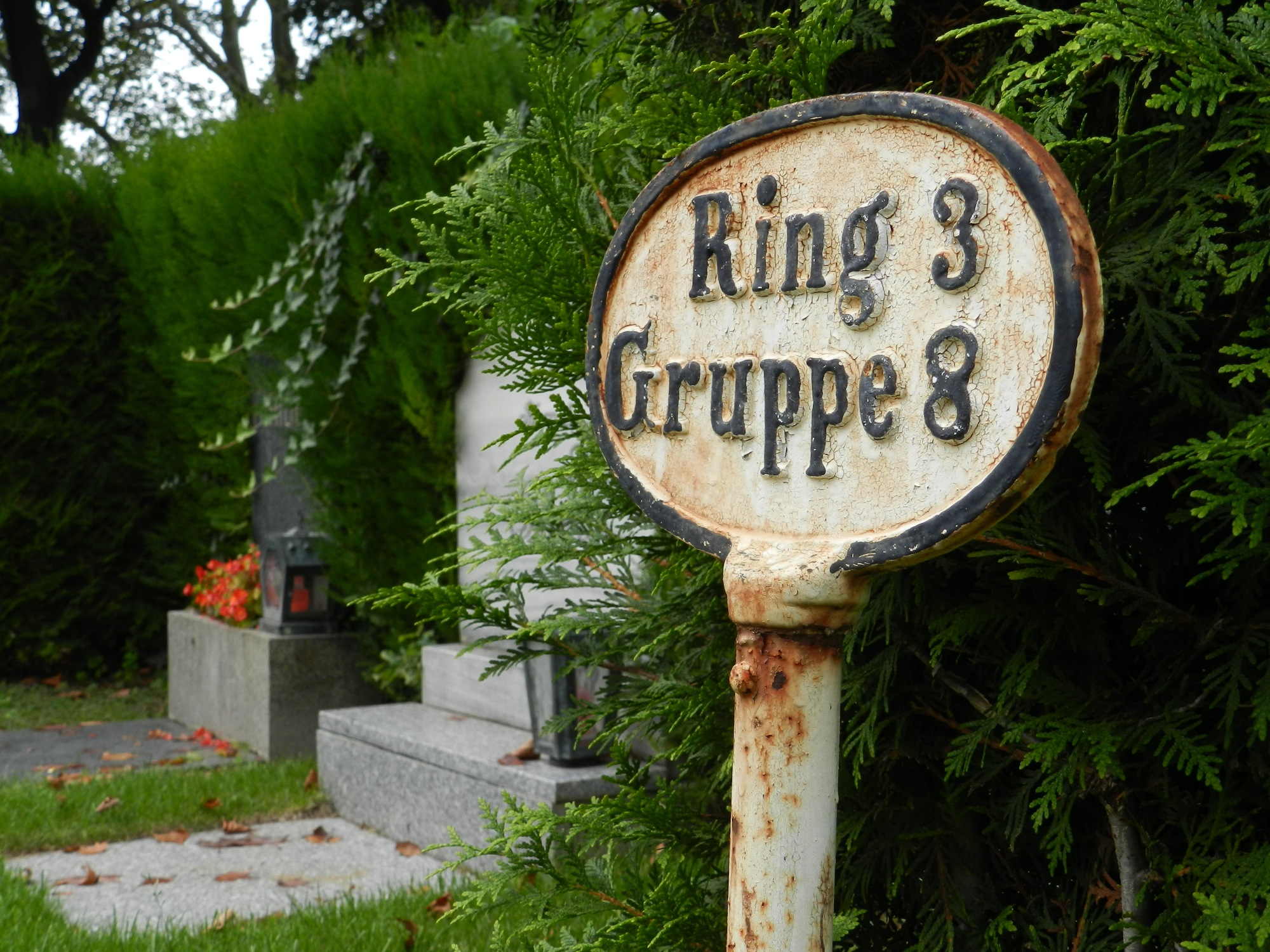 Schild am Friedhof Simmering: Ring 3, Gruppe 8