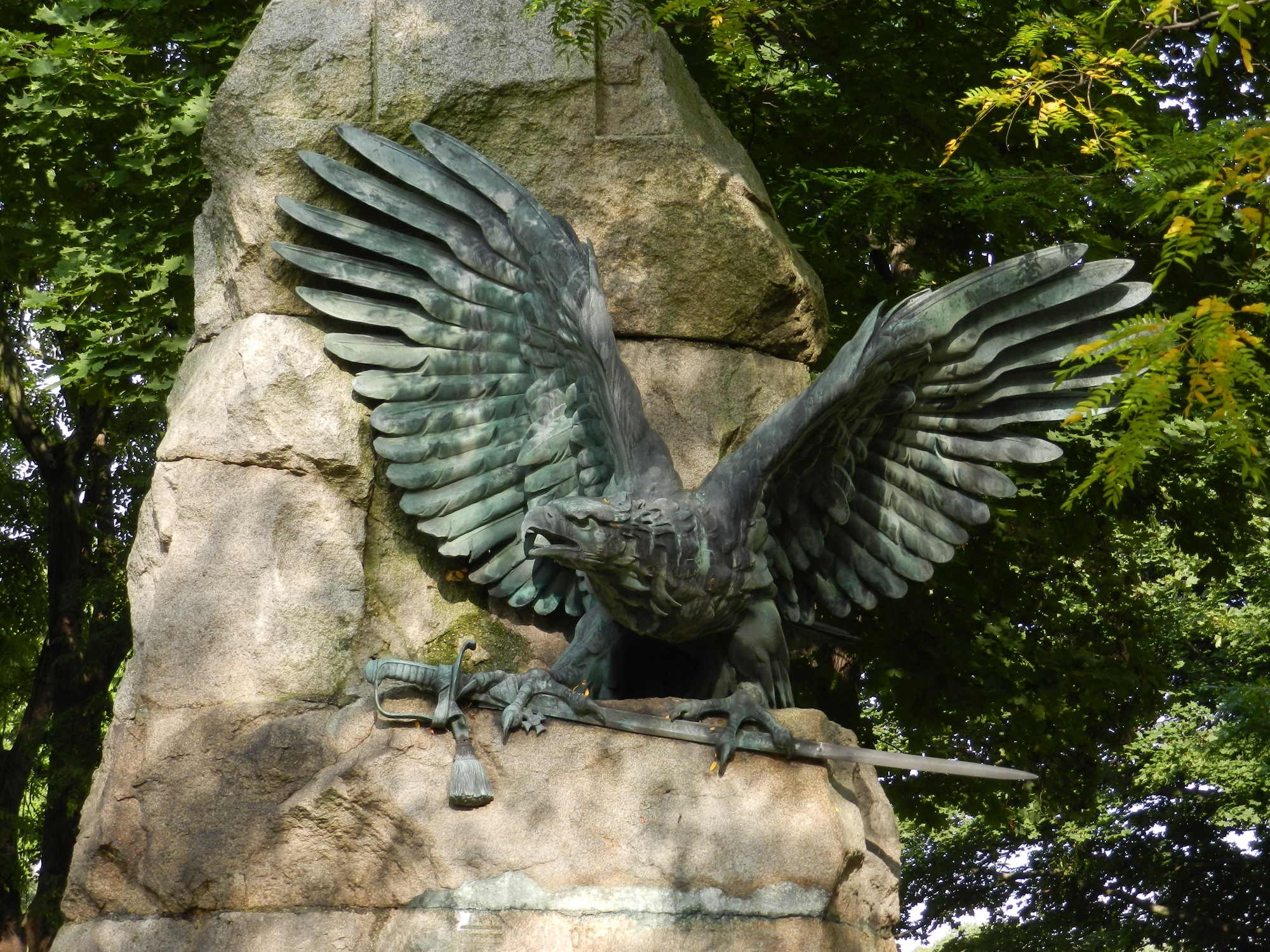 Figur eines Adlers mit Säbel auf einem Grabmal am Zentralfriedhof
