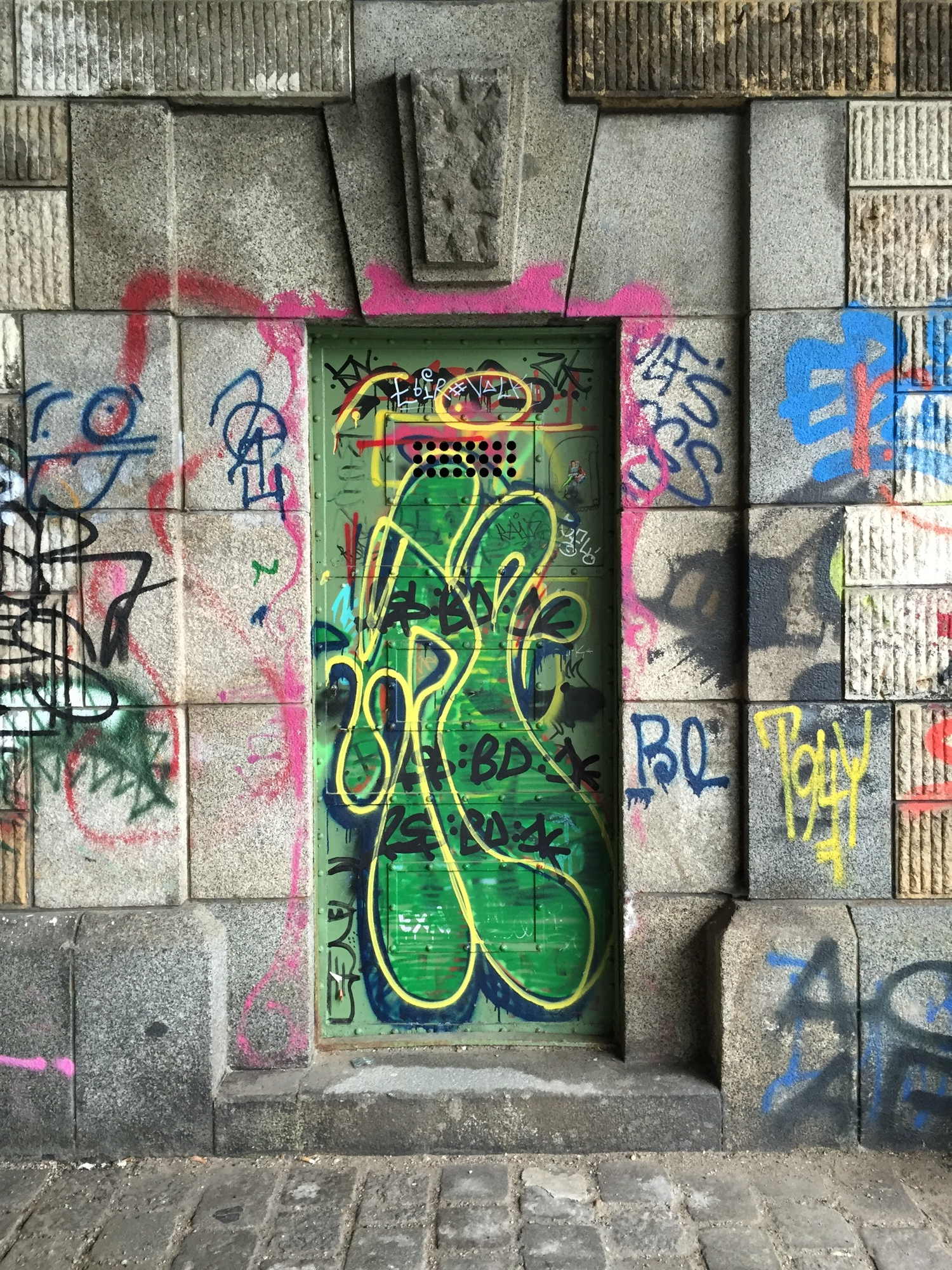 Tür mit Grafitti unter der Friedensbrücke