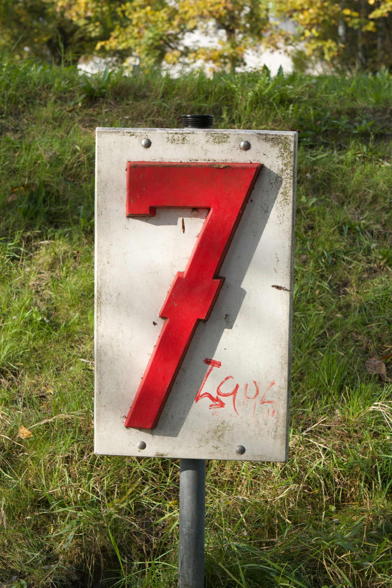 Schild mit roter Zahl 7 an der Donaupromenade in Linz