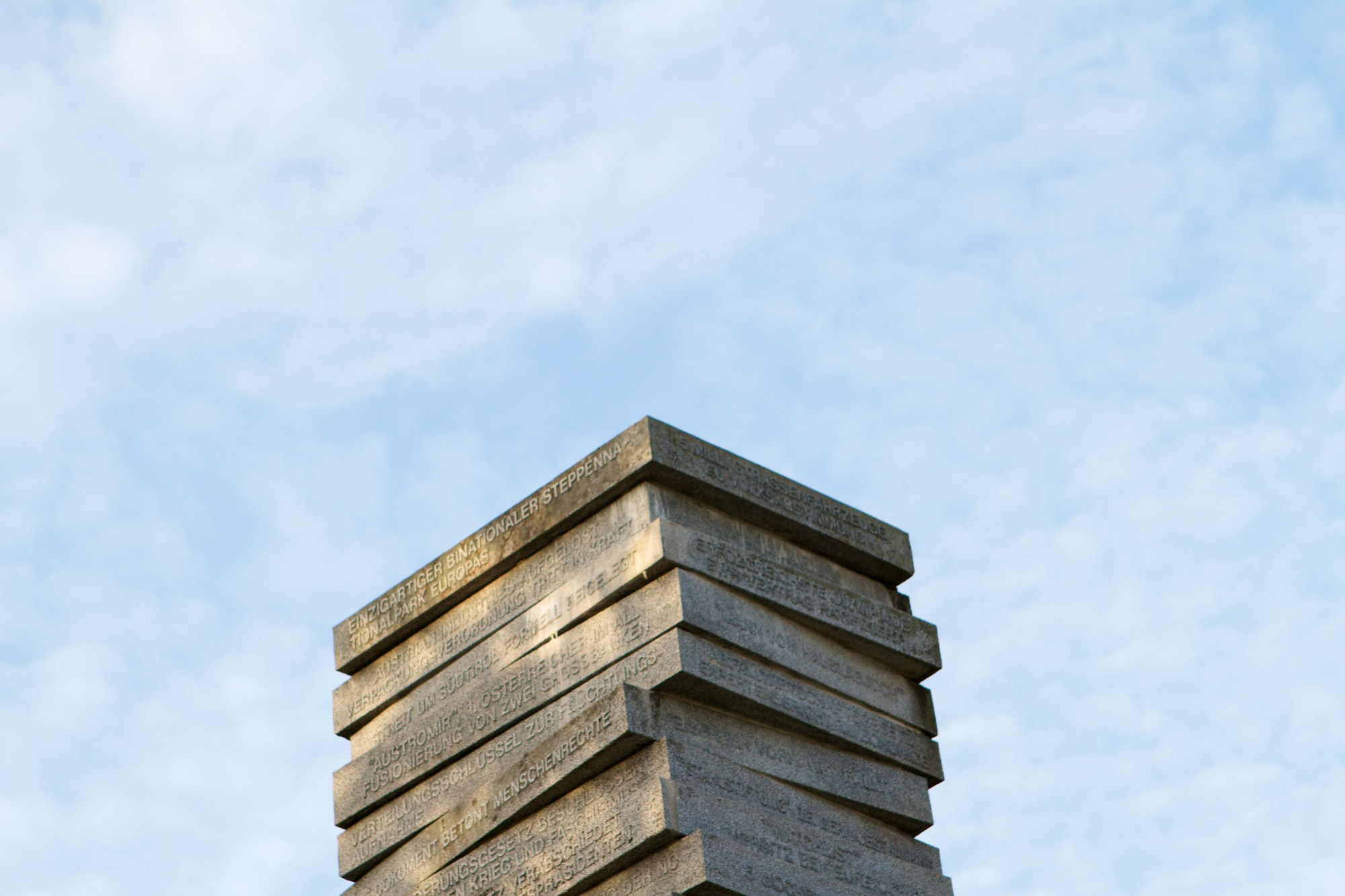 Denkmal aus Steinplatten mit Beschriftungen an den Seiten