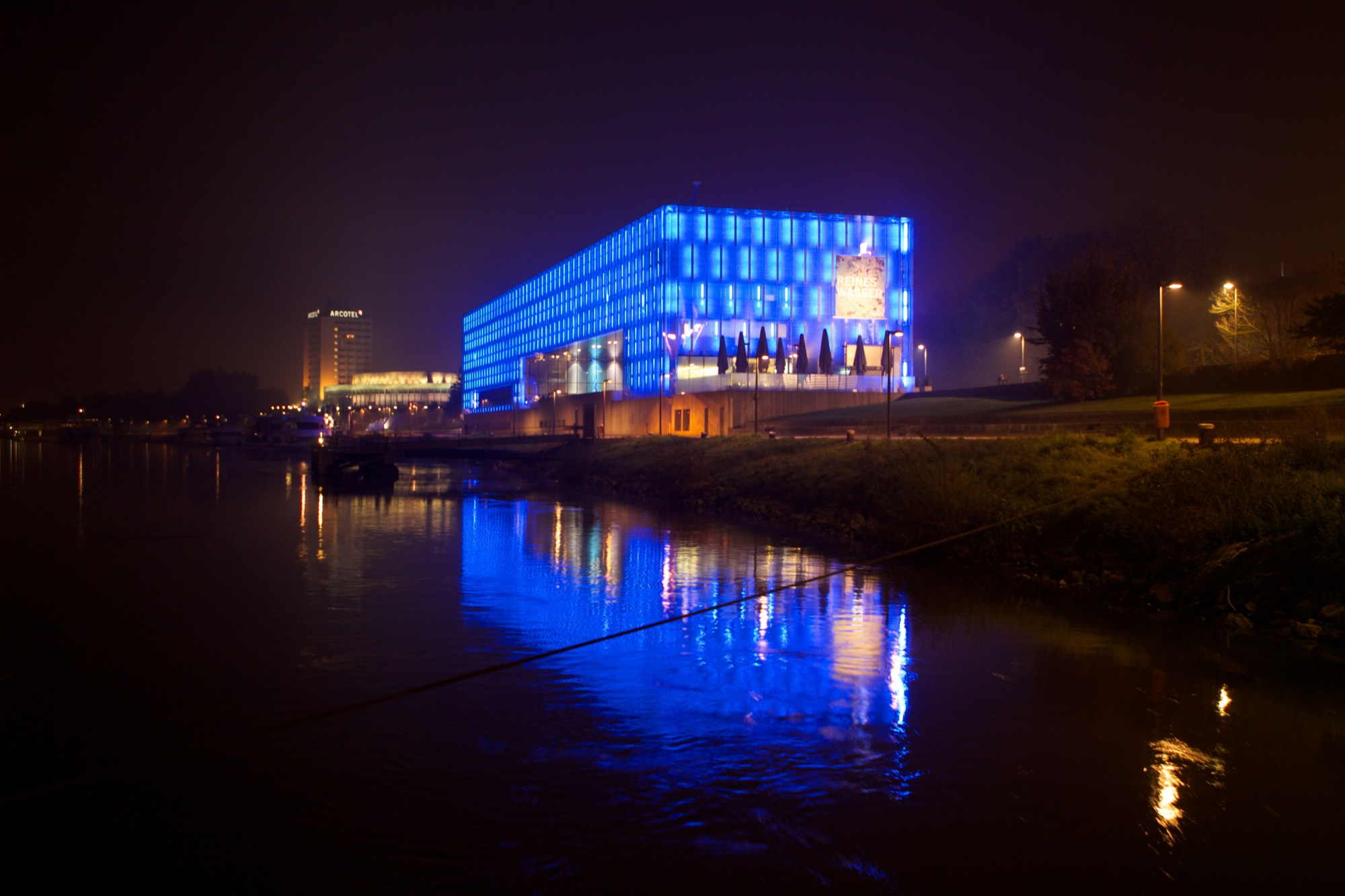gegenüber dem Ars Electronica Center erstrahlt das Lentos Museum in blau