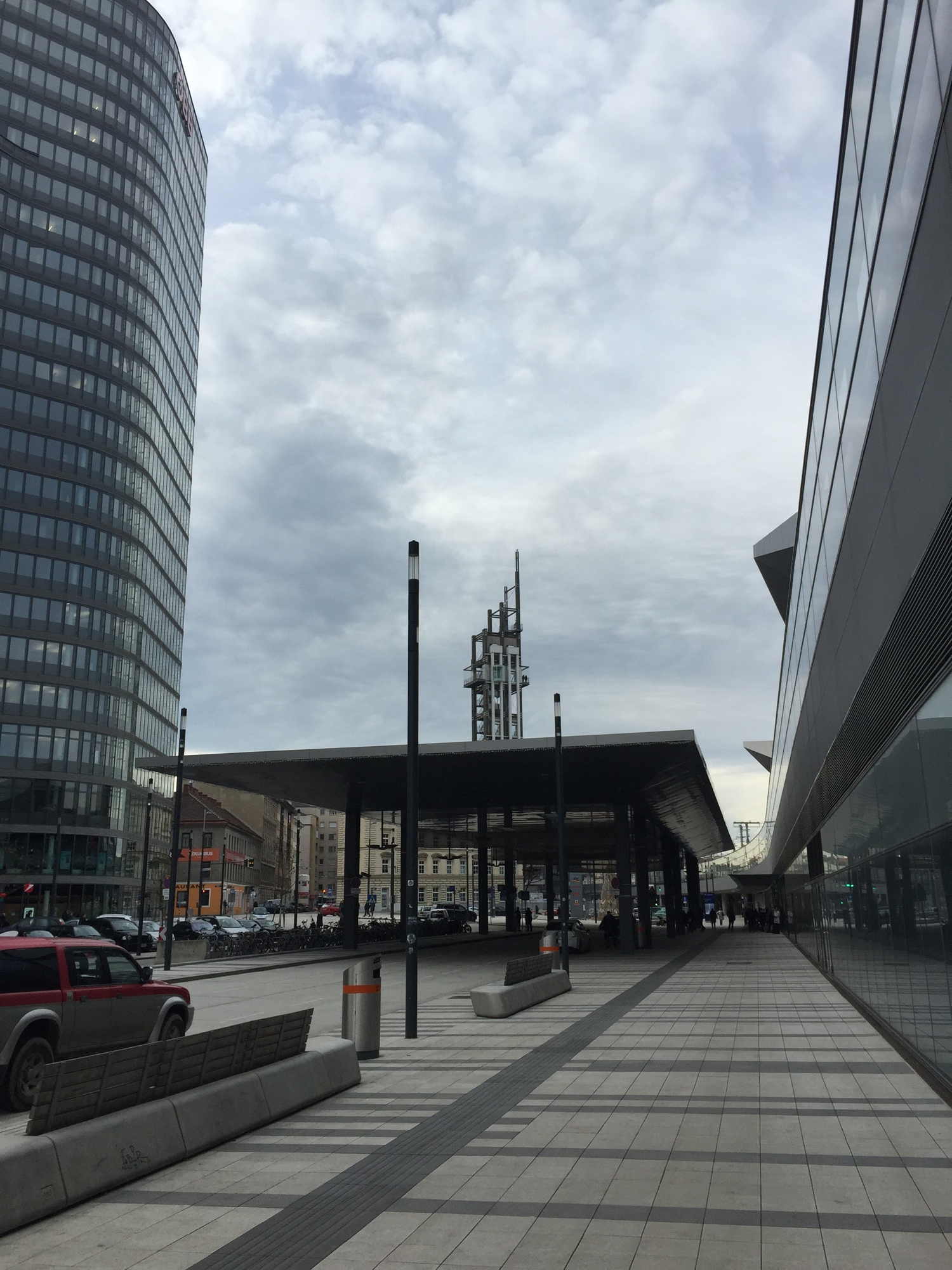 Platz vor dem Hauptbahnhof mit Blick auf den bahnorama-Turm