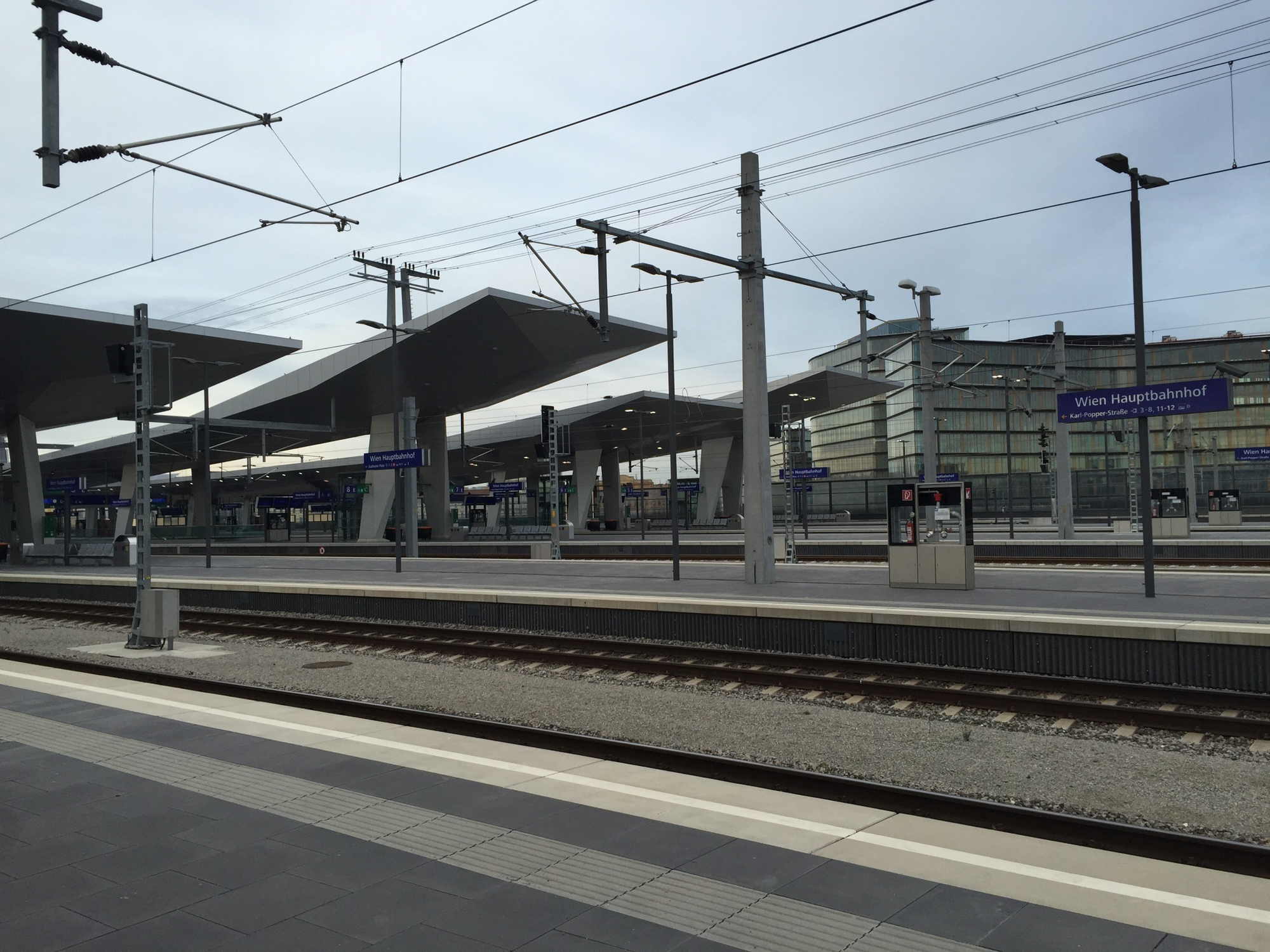Lange, leere Bahnsteige am neuen Hauptbahnhof