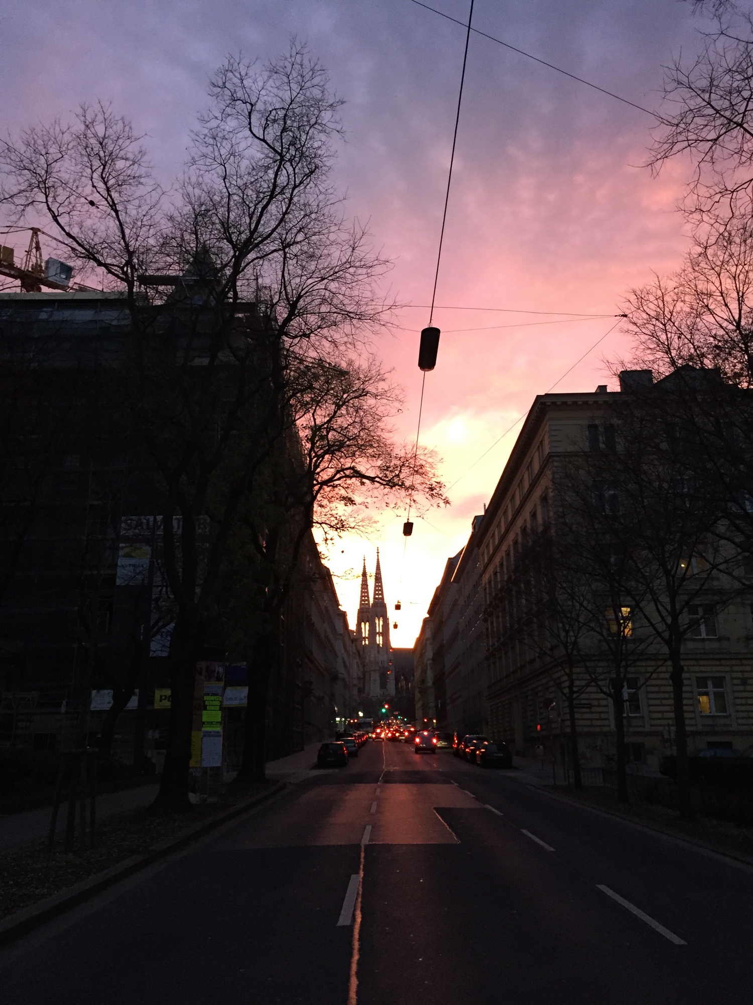 Sonnenuntergang hinter der Votivkirche, von der Rossauer Kaserne aus gesehen