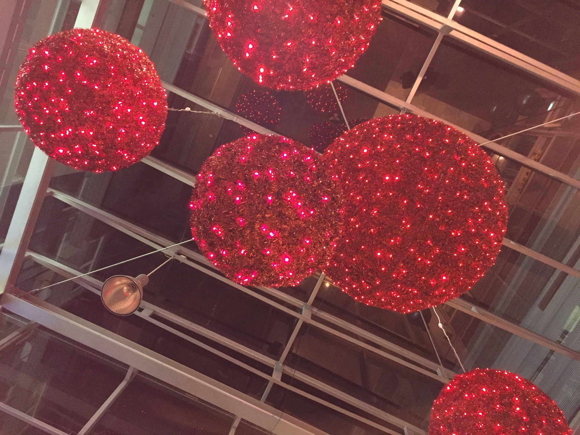 rote Weihnachtsbeleuchtung im Millennium Tower, von unten fotografiert