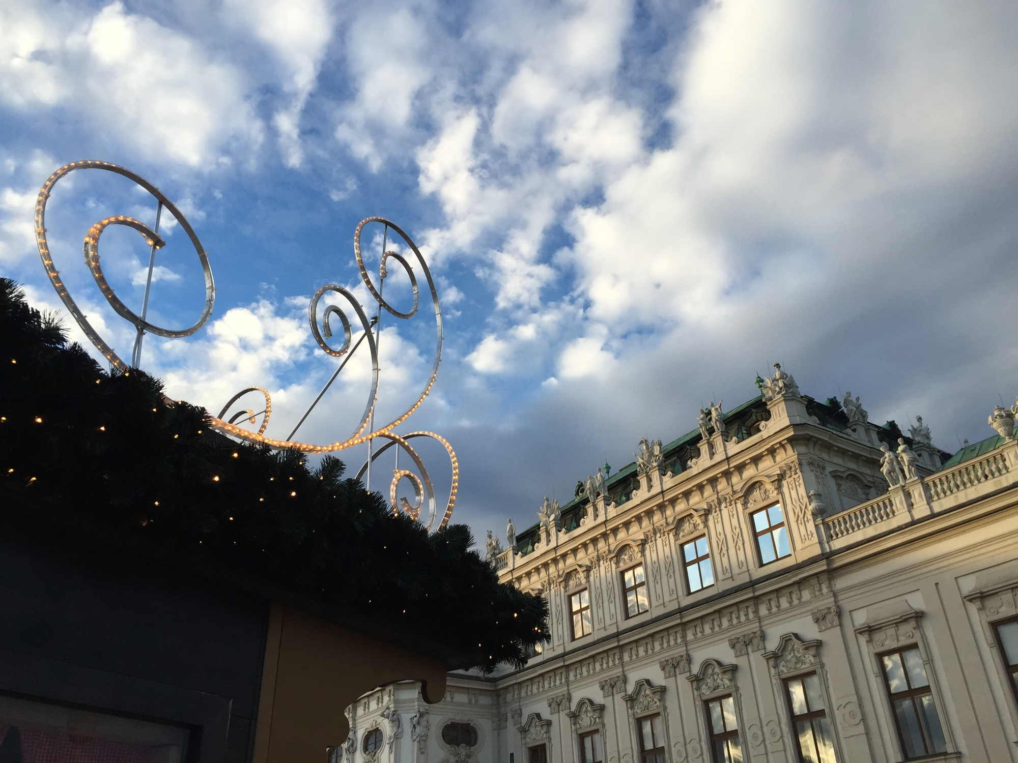 Weihnachtsdorf vor dem Schloss Belvedere, Standdeko und Teil des Gebäudes vor dem bewölkten Himmel
