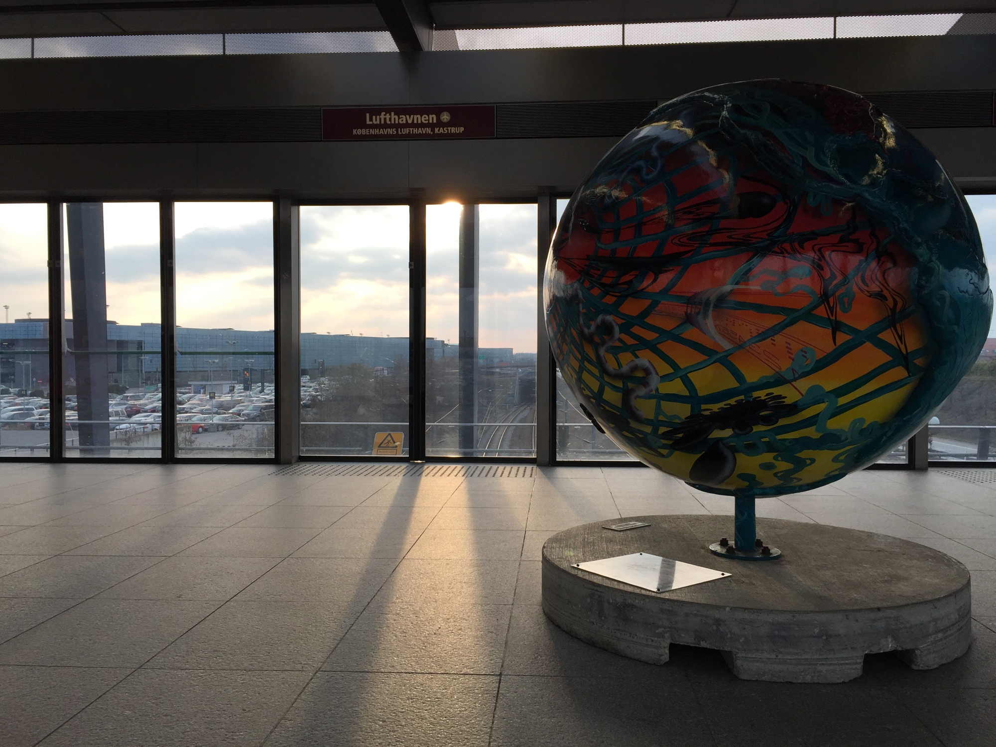Copenhagen Lufthavnen, Metro Station mit moderner Kunst und Lichtstreifen