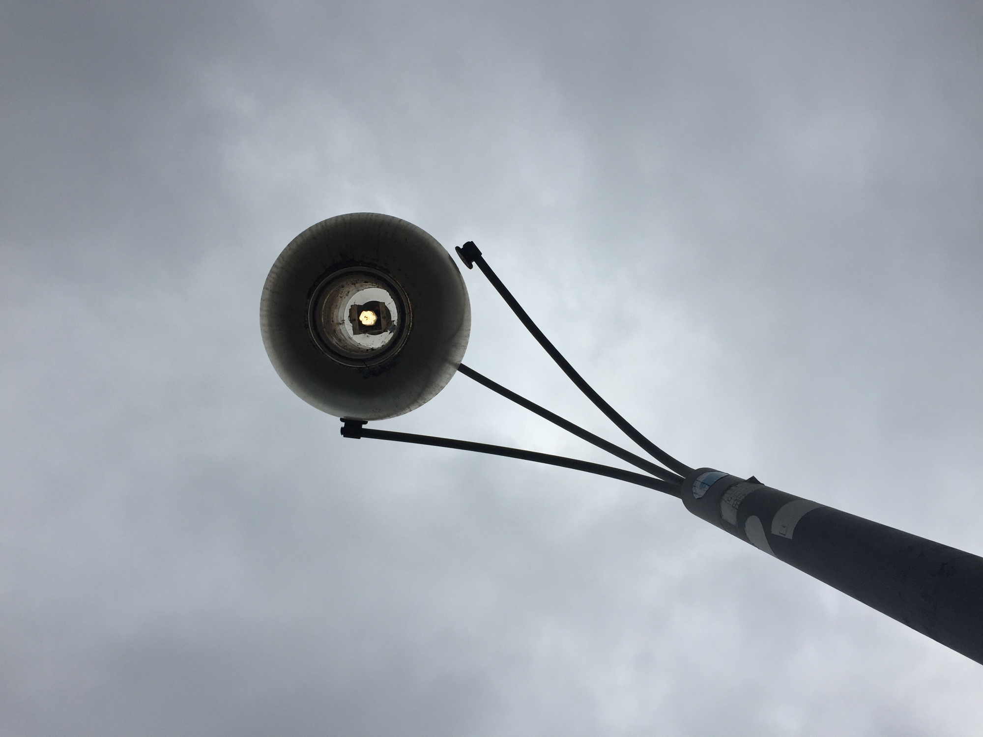 interessante Lampe am Bahnhof Osterport, aus der Froschperspektive