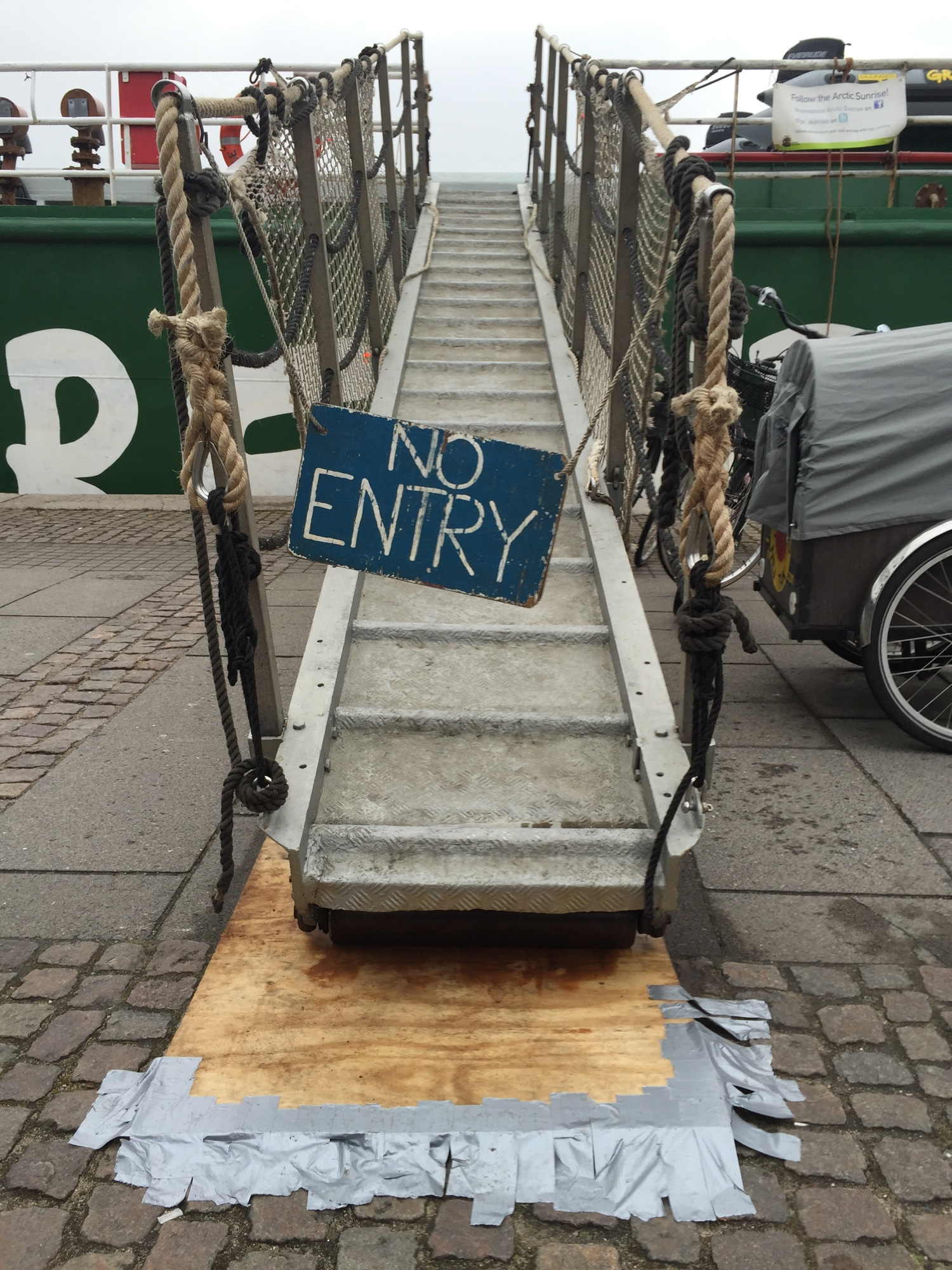 Gangway zum Greenpeace-Schiff "Arctic Sunrise": No Entry