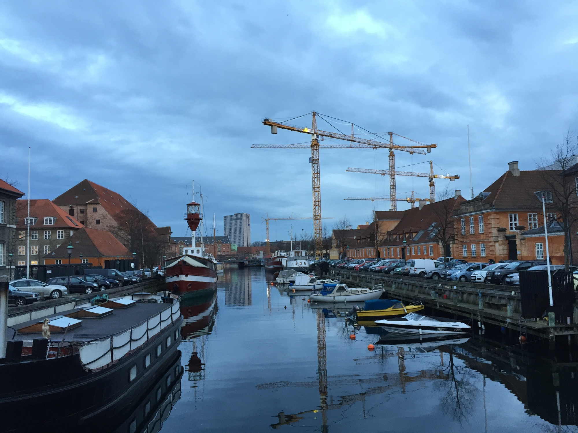 Brücke nach Slotsholmen, typisches Kopenhagen-Motiv: Wasser, Schiffe, Kräne (man beachte den Hund links unten auf dem Schiff)