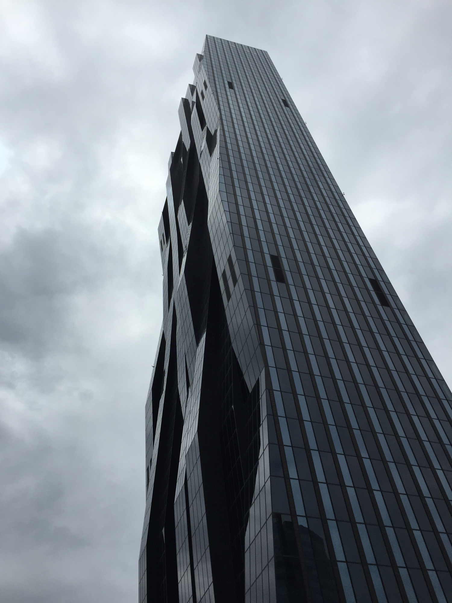 DC Tower, nach meiner Meinung einer der hässlichsten Glaspaläste in ganz Wien, inklusive dramatischem Himmel