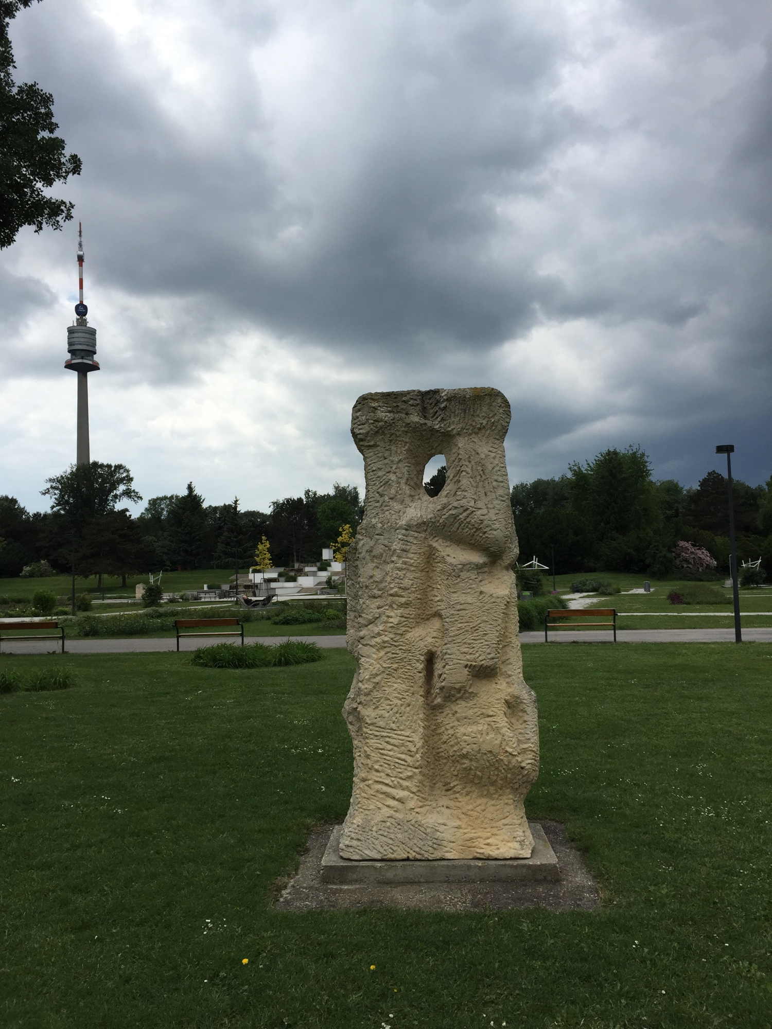 Donaupark, Skulptur im Vordergrund, dahinter Donauturm und bewölkter Himmel