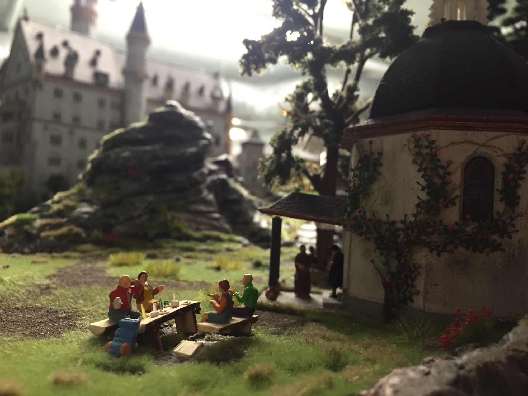 Almszene hinter Schloss Neuschwanstein im Miniaturwunderlang Hamburg, zu sehen nur im Rahmen der Backstageführung