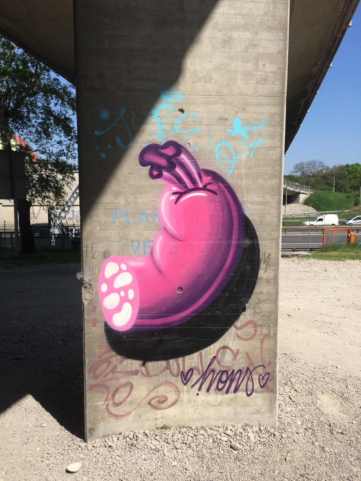 Interessantes Graffiti neben der Autobahn: rosafarbene Wurst