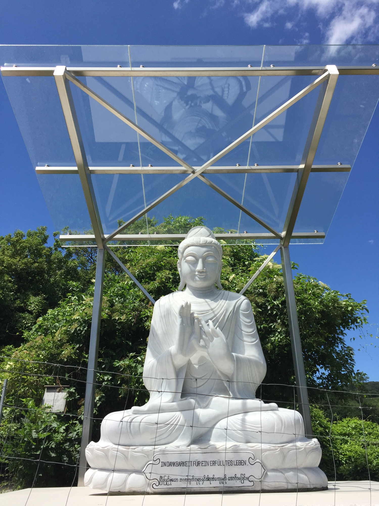 auf dem Schleichweg zum Himmel passiert man auch diesen Buddha