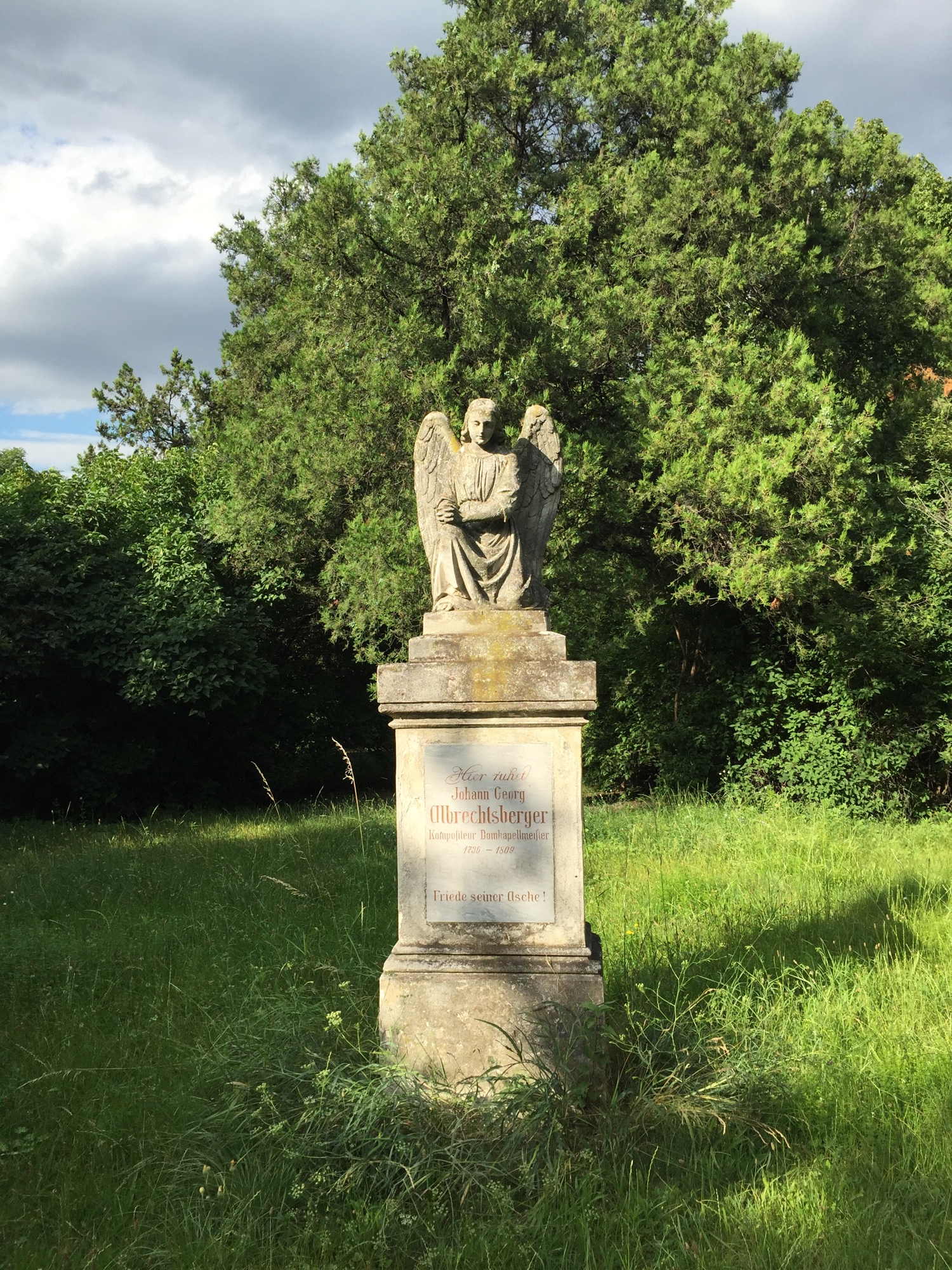das Grabmal des Komponisten Johann Georg Albrechtsberger liegt abgelegen auf einer einsamen Lichtung und wird von einem Engel bewacht