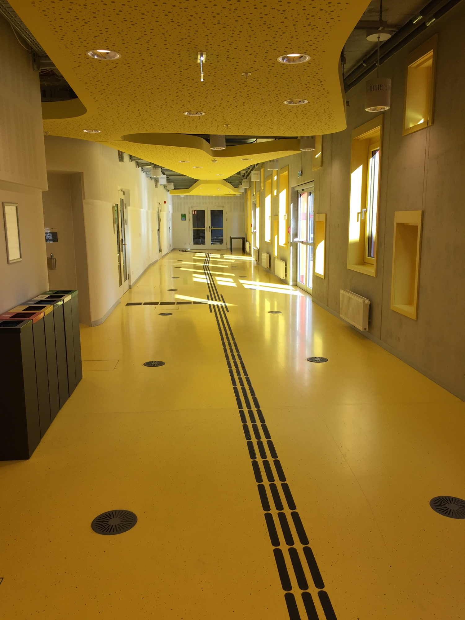 gelb gestalteter Gang im Inneren des Gebäudes D3/AD Departments 3 & Administration