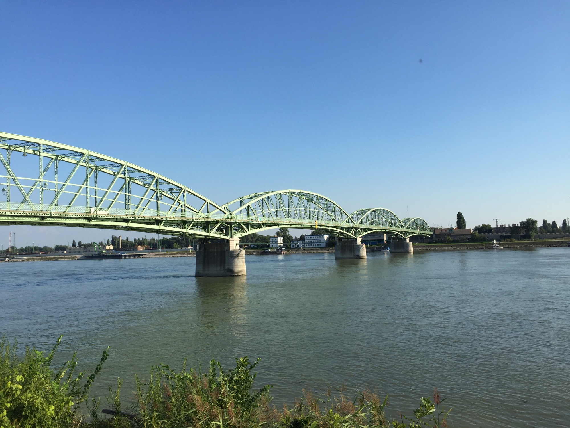 die Elisabethbrücke verbindet das ungarische Komárom mit dem slowakischen Komárno, traditionelle grüne Stahlbrücke auf Betonpfeilern, darunter die Donau