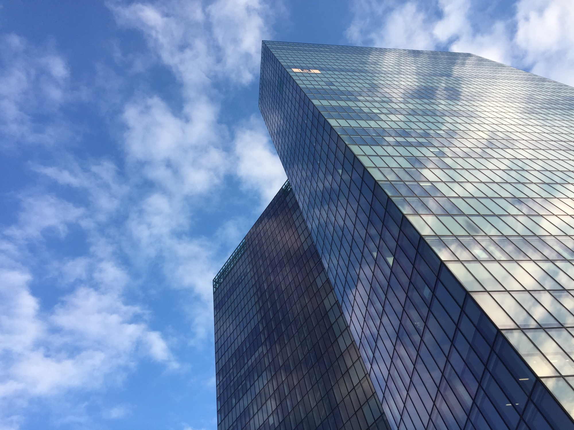 Wienerberg Twin Towers, im Glaspalast spiegelt sich der leicht bewölkte Himmel