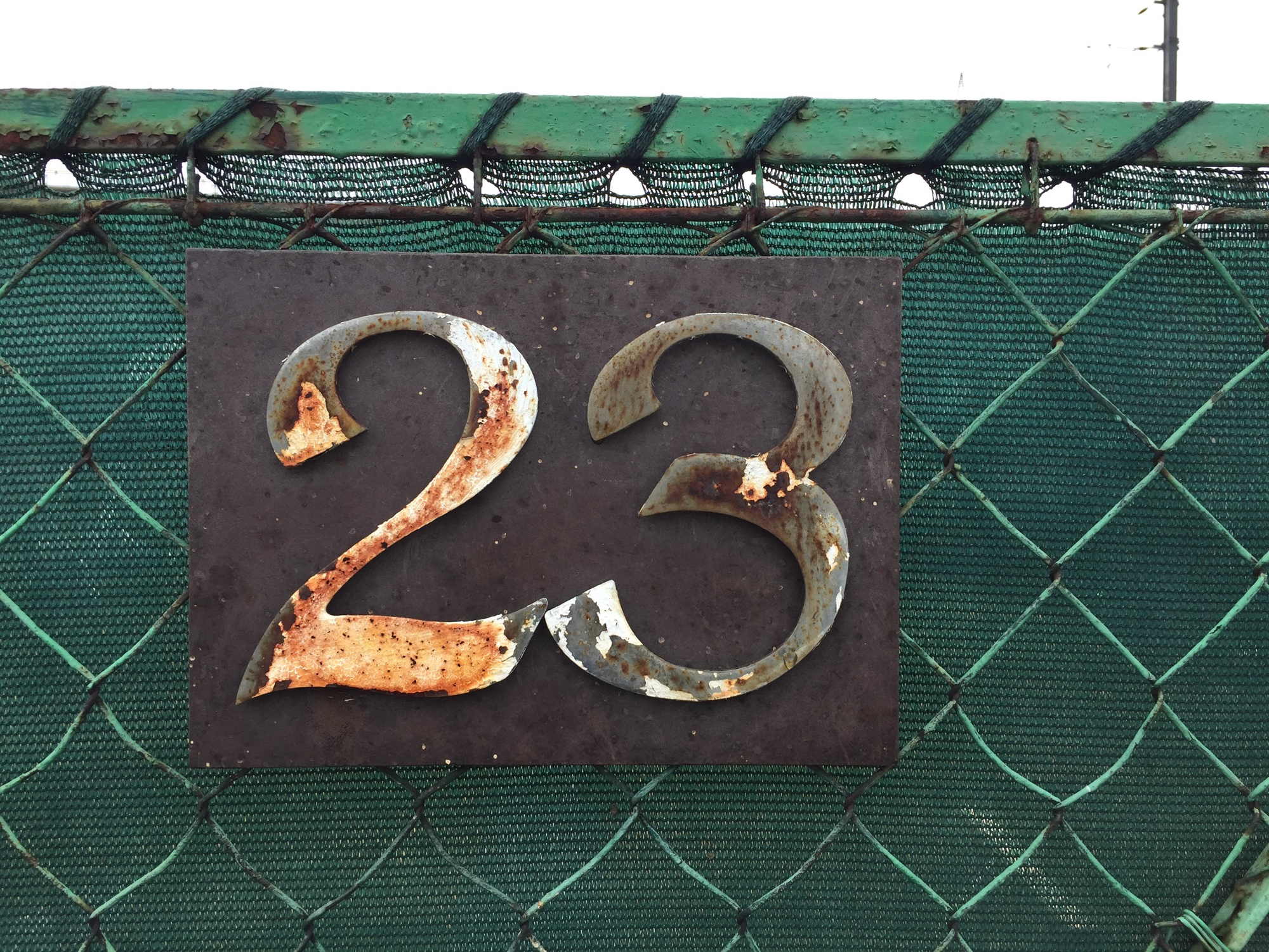 Hausnummer an der Eingangstür eines Kleingartens: 23, leicht angerostet