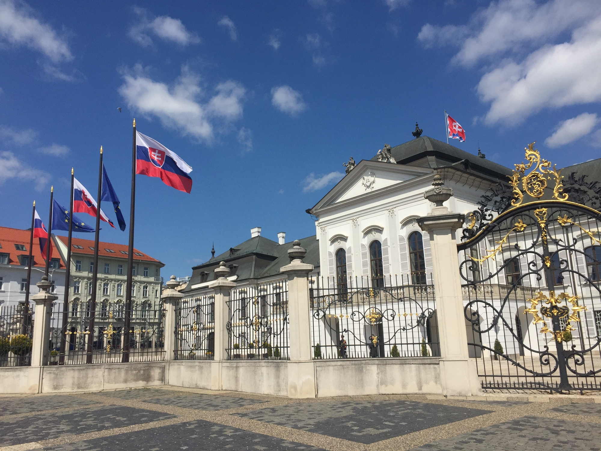 Palais Grassalkovich (Grasalkovičov palác), Residenz des Präsidenten der Slowakei, im Vordergrund Fahnen der Slowakei und der EU
