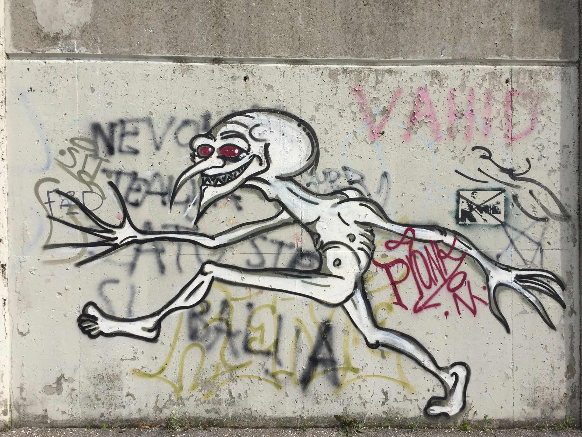 Grafittibild eines laufenden Gnoms mit spitzer Nase im Park vor dem Schafbergbad