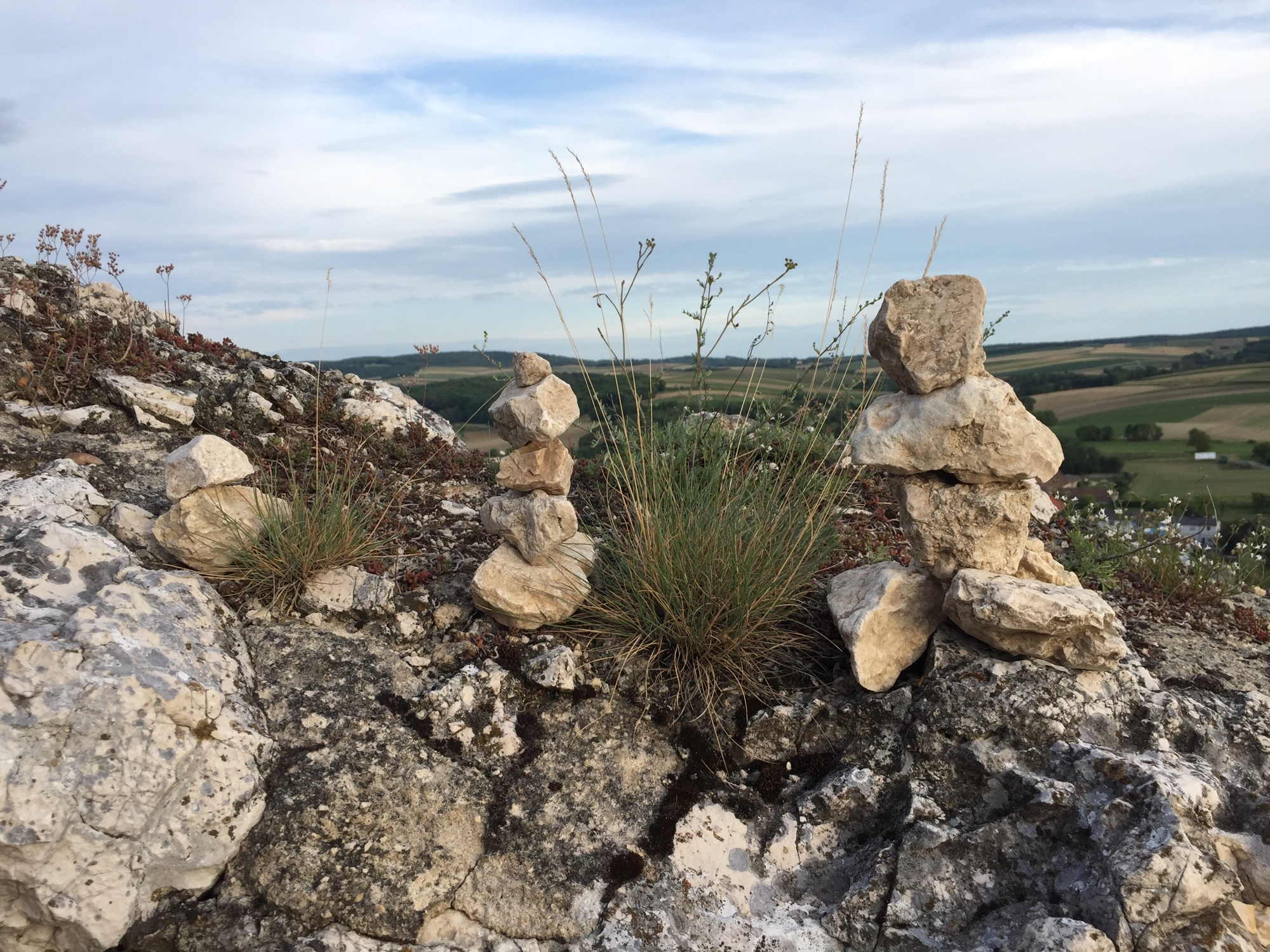 kleine Steinskulpturen vor dem Ausblick über das Land um Laa