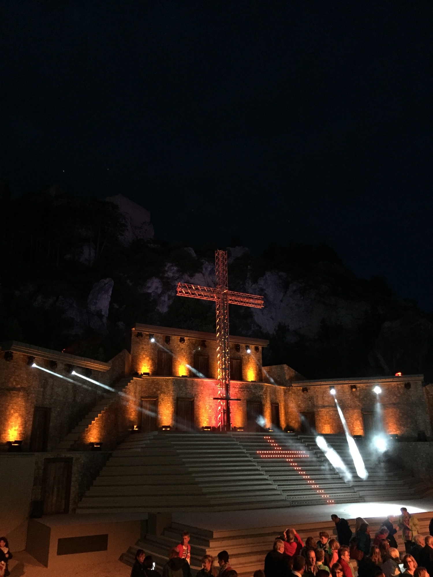 Bühnenbild des diesjährigen Stückes Jesus Christ Superstar, dominiert von einem gigantischen Stahlkreuz
